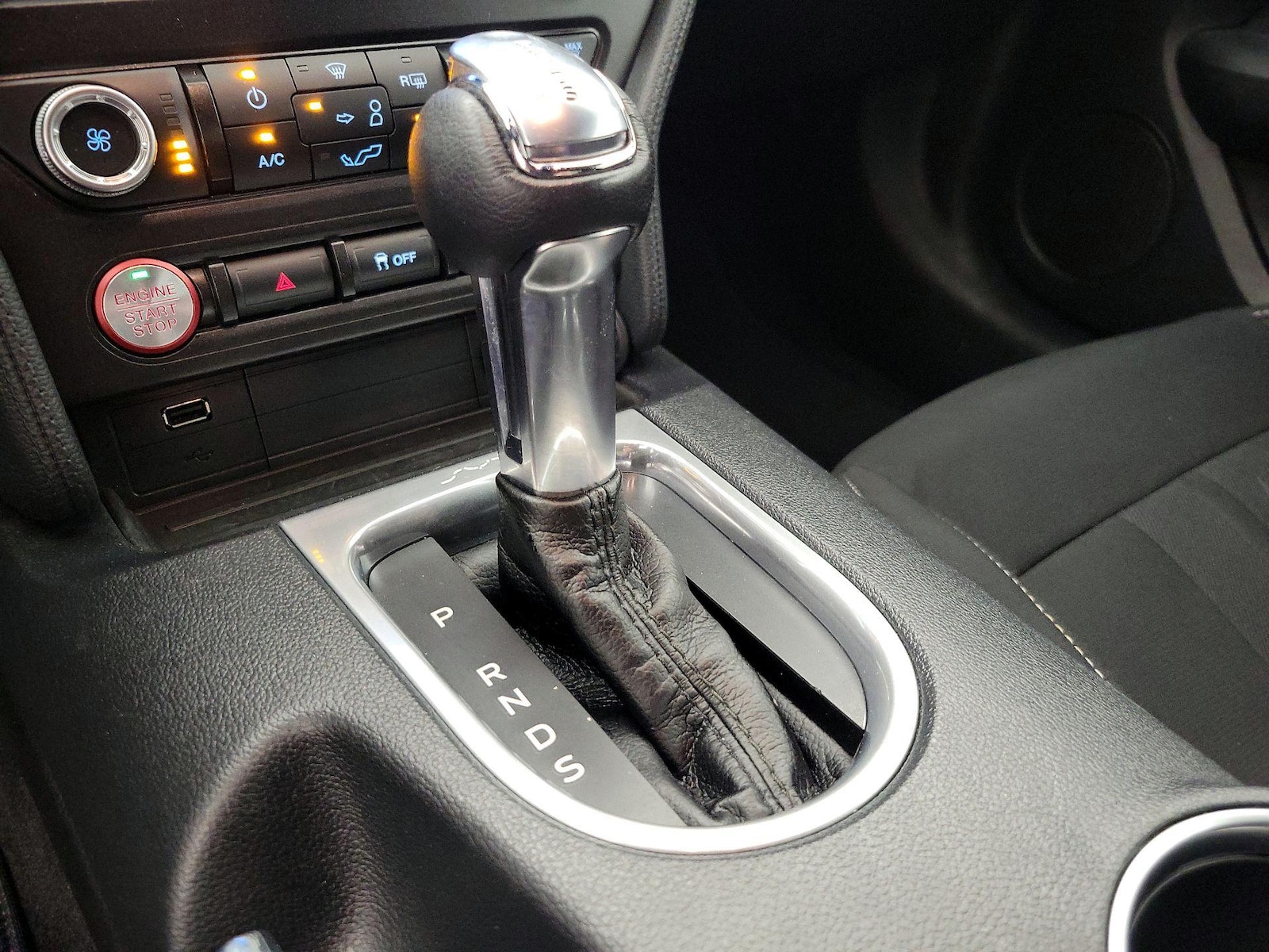 2021 Ford Mustang EcoBoost - Photo 19