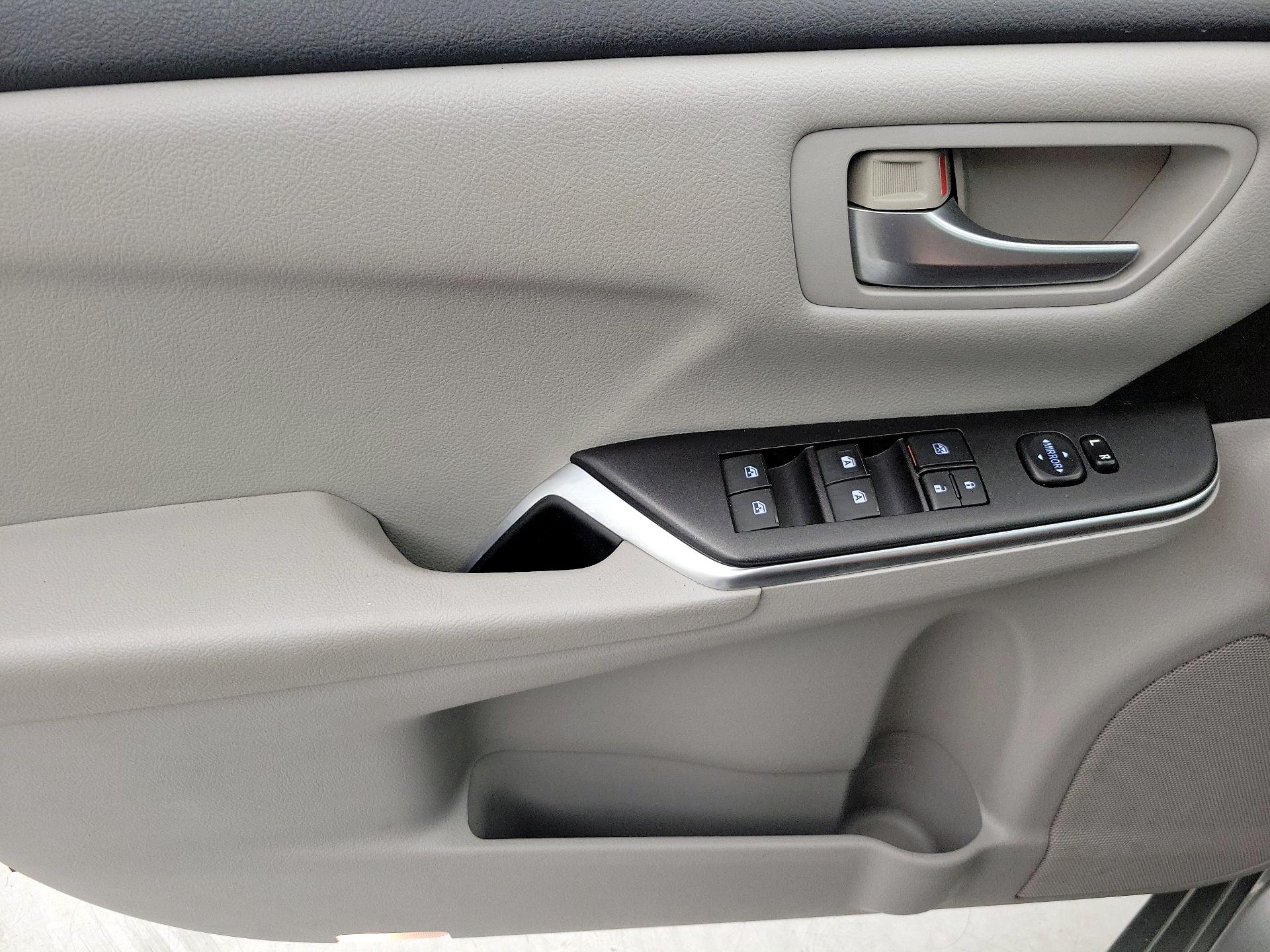 Thumbnail: 2016 Toyota Camry - 12
