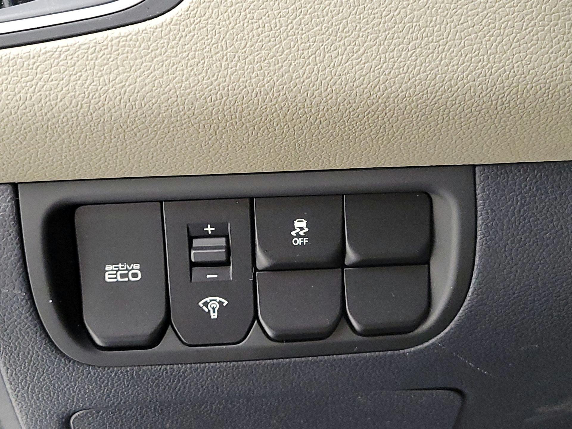 Thumbnail: 2016 Kia Rio - 13