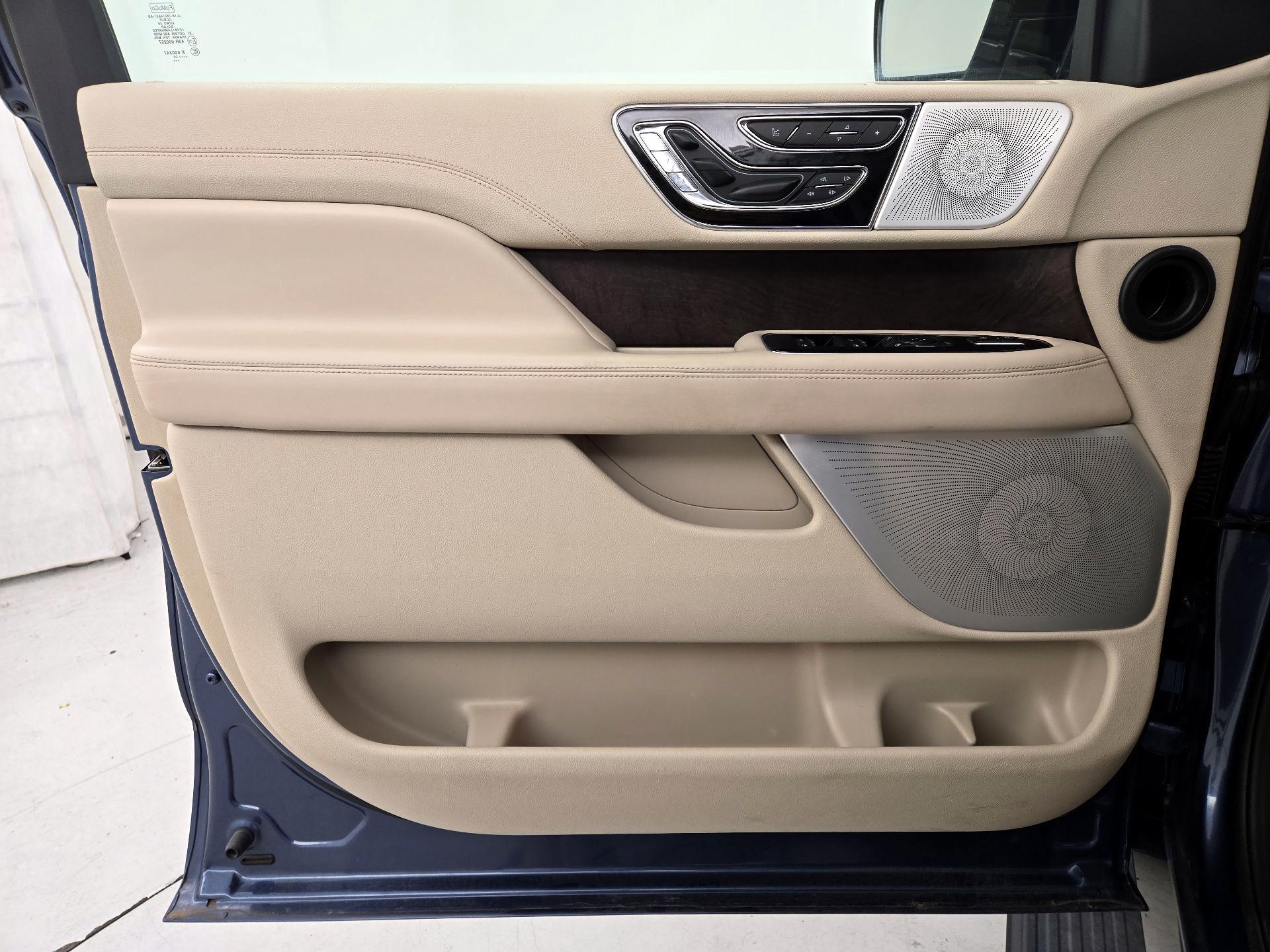 Thumbnail: 2020 Lincoln Navigator L - 12