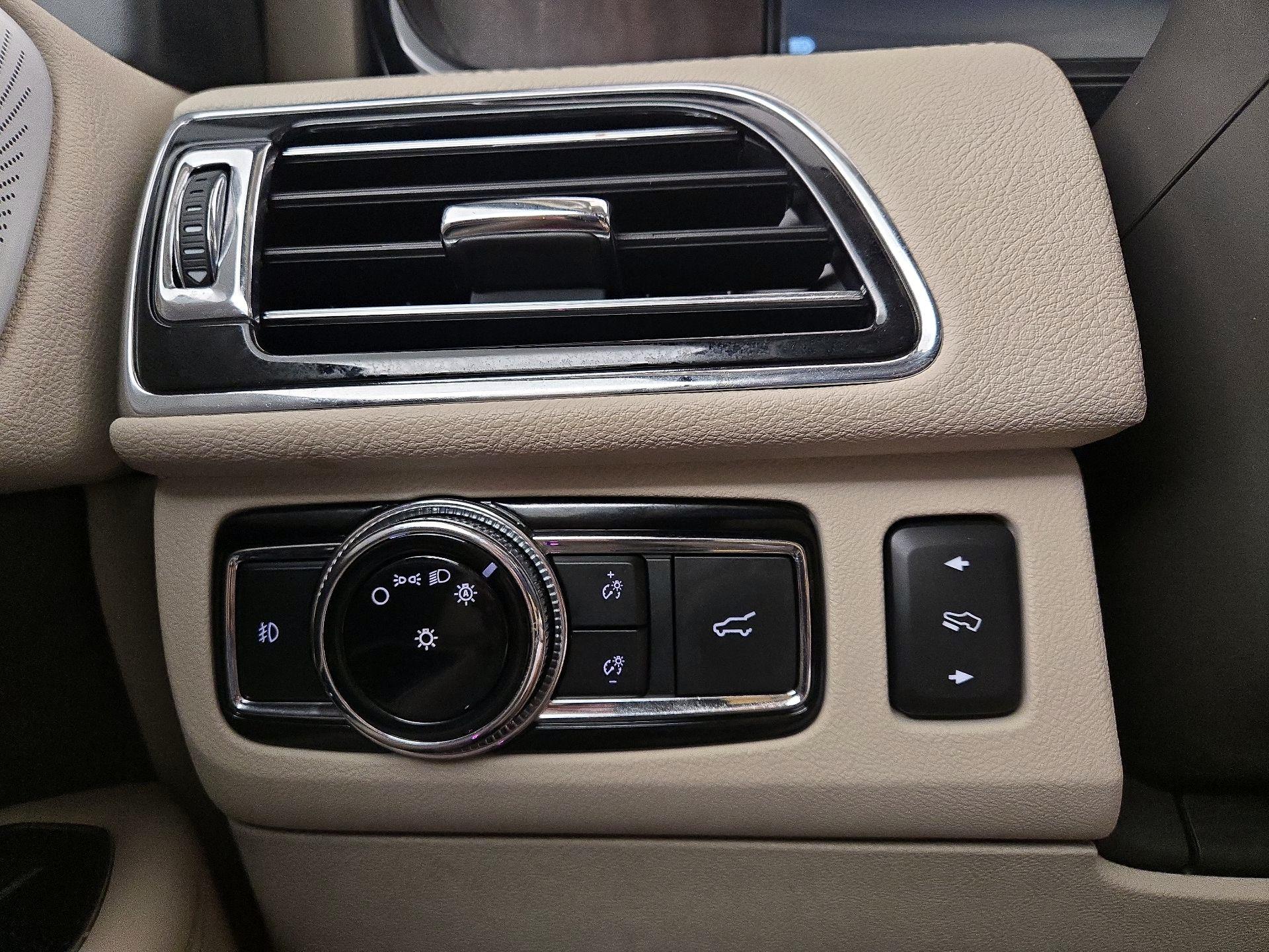 Thumbnail: 2020 Lincoln Navigator L - 13