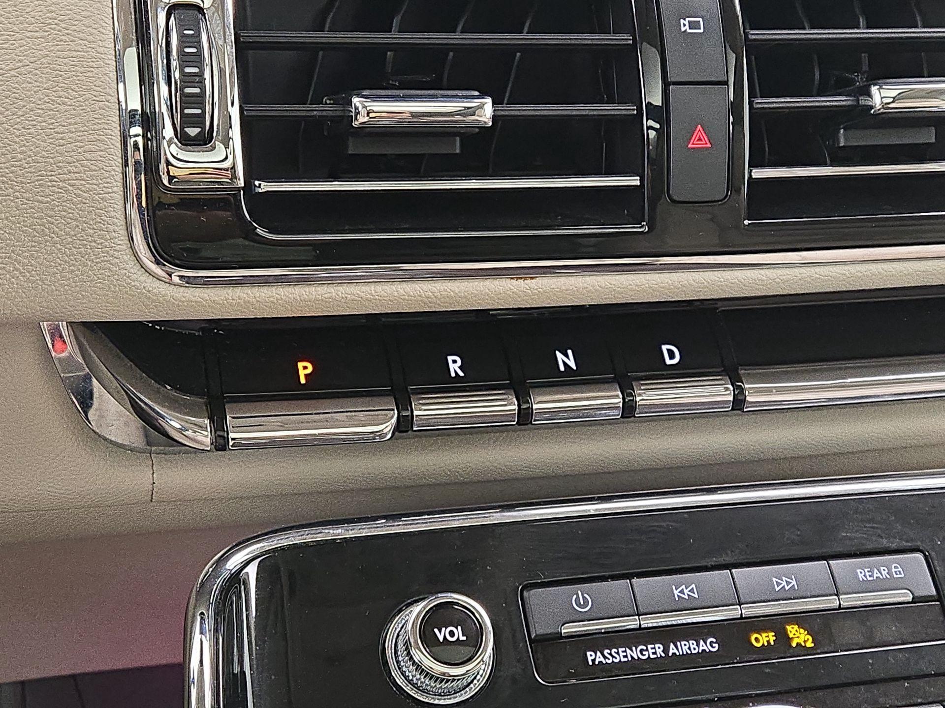 Thumbnail: 2020 Lincoln Navigator L - 18