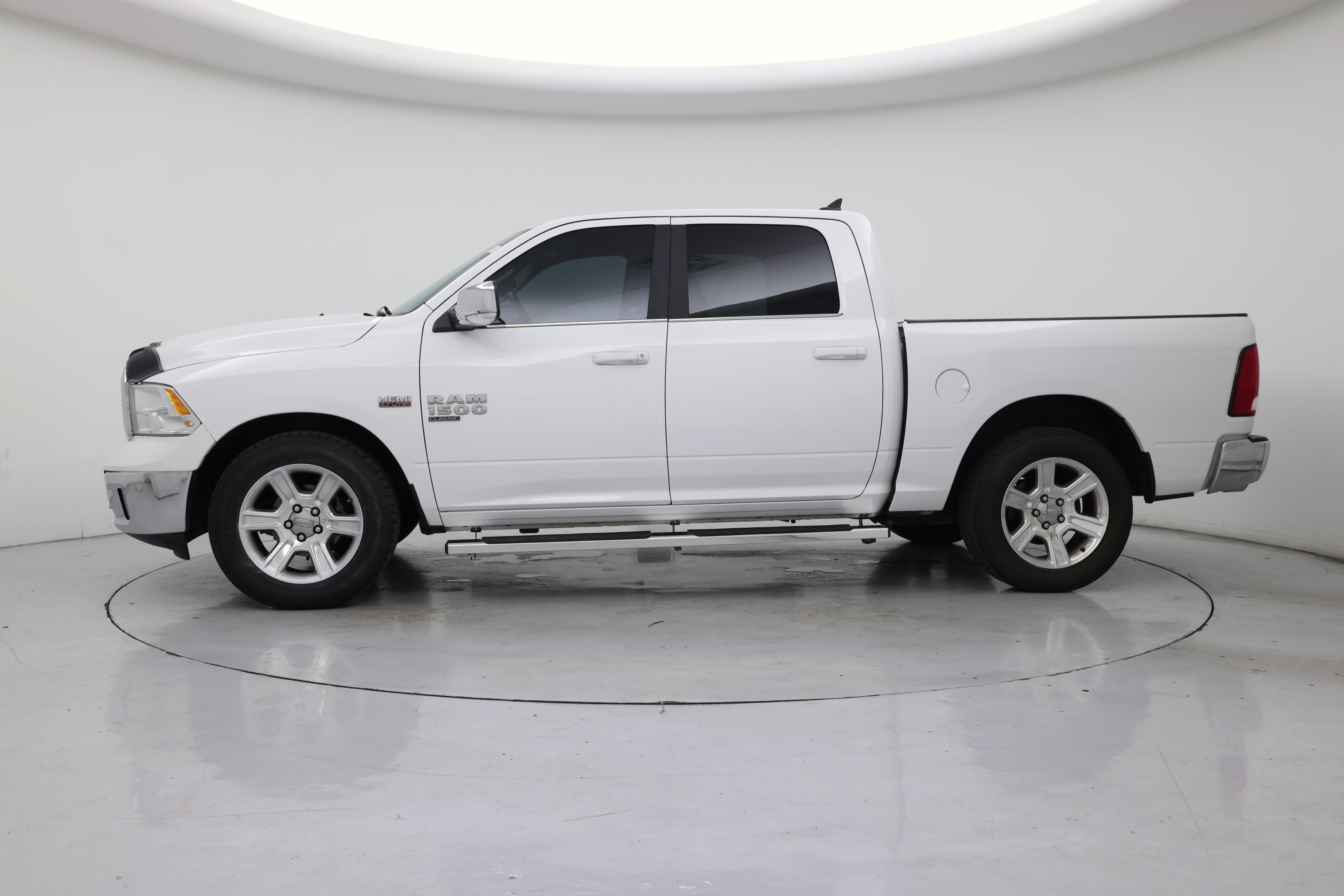Thumbnail: 2019 RAM 1500 Classic - 3