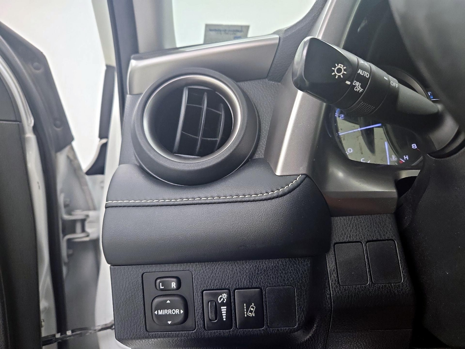 2017 Toyota RAV4 XLE - Photo 14