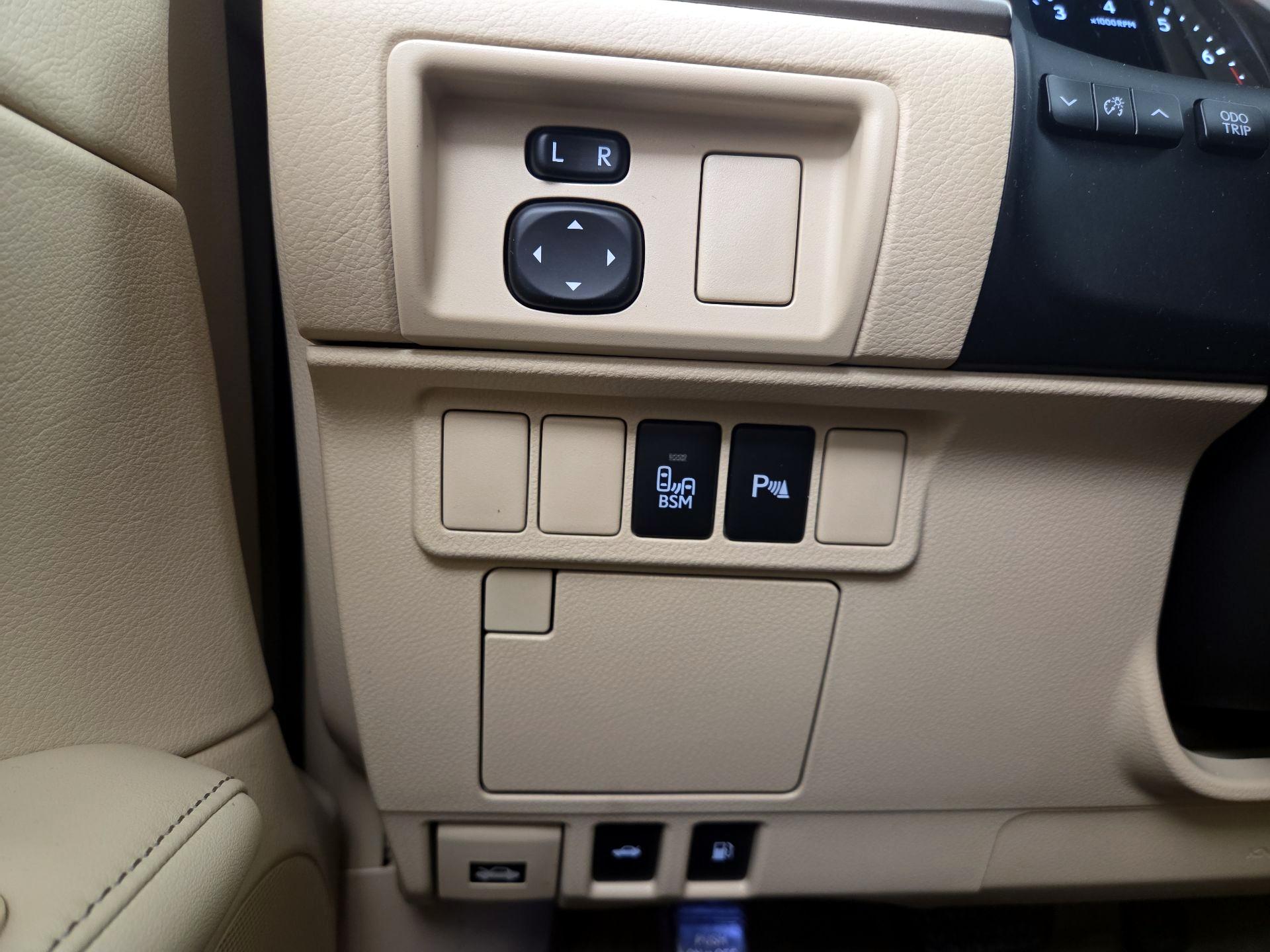 Thumbnail: 2015 Lexus ES - 13