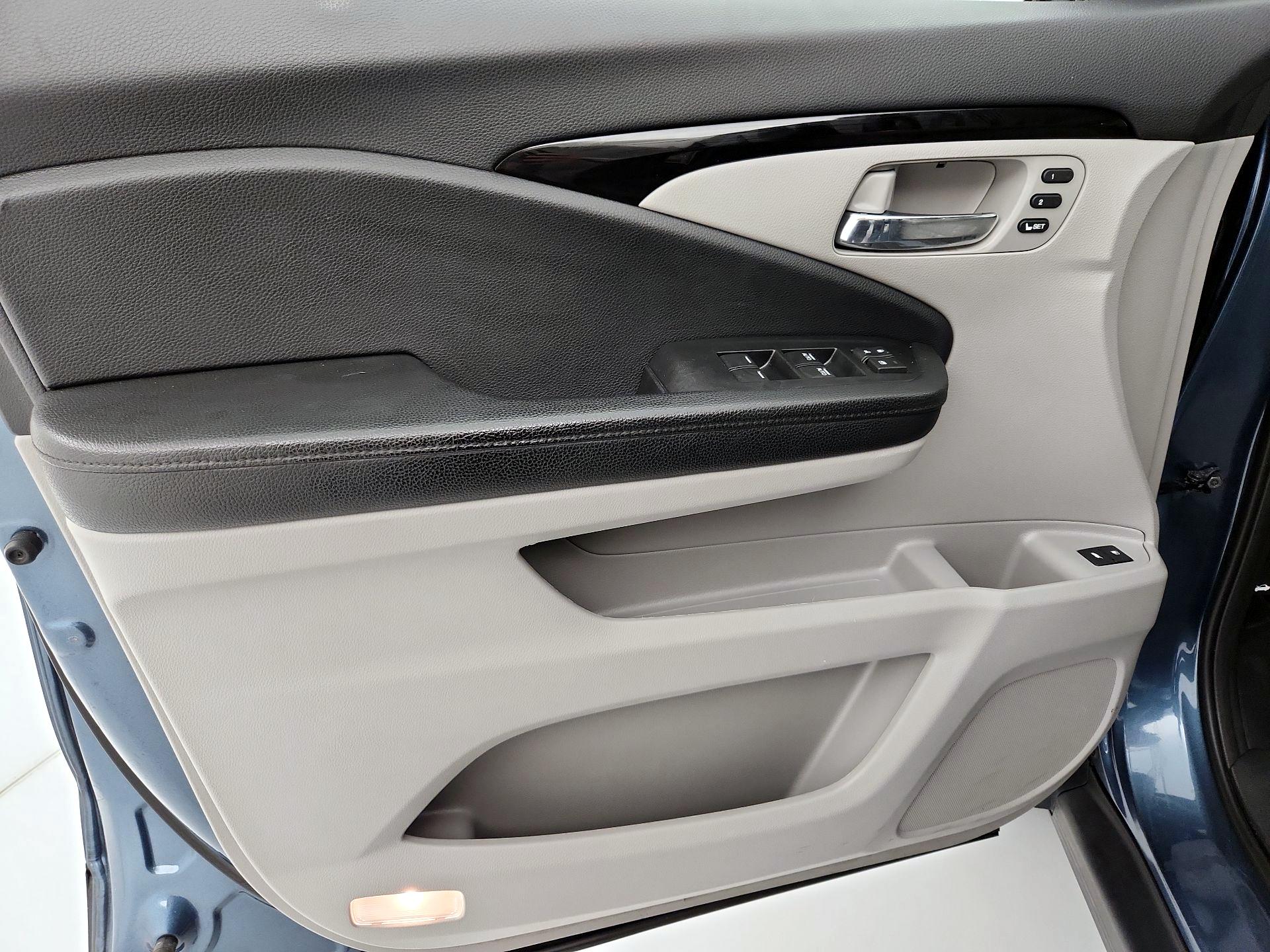 Thumbnail: 2017 Honda Pilot - 12