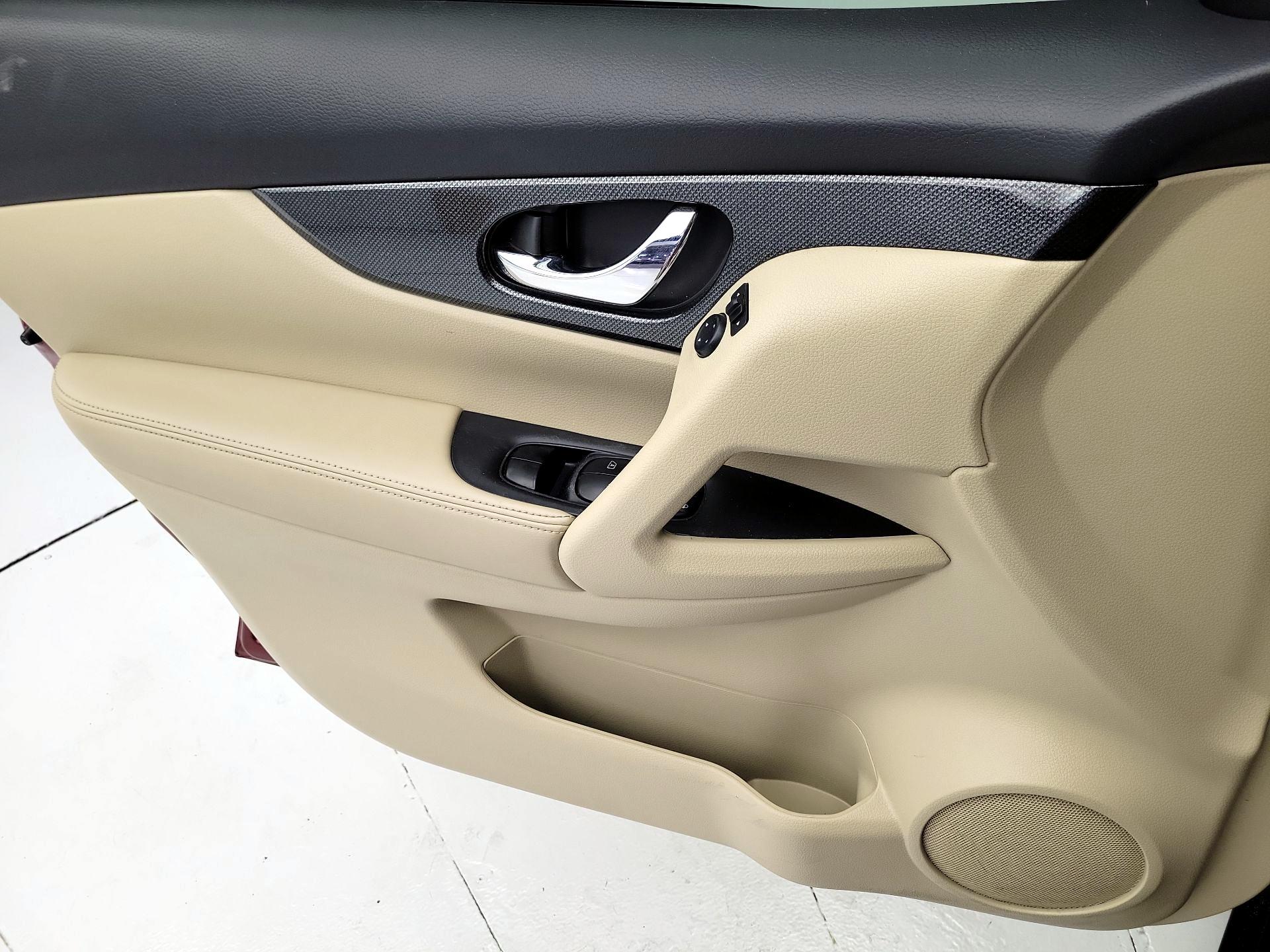 Thumbnail: 2015 Nissan Rogue - 12