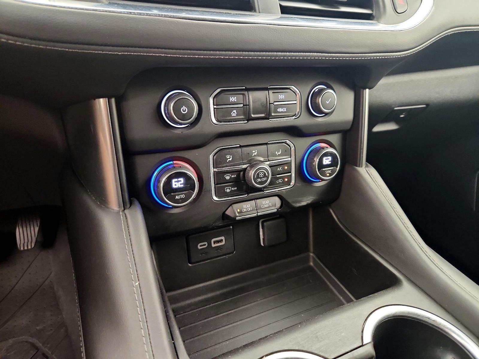 2023 Chevrolet Suburban LS - Photo 17