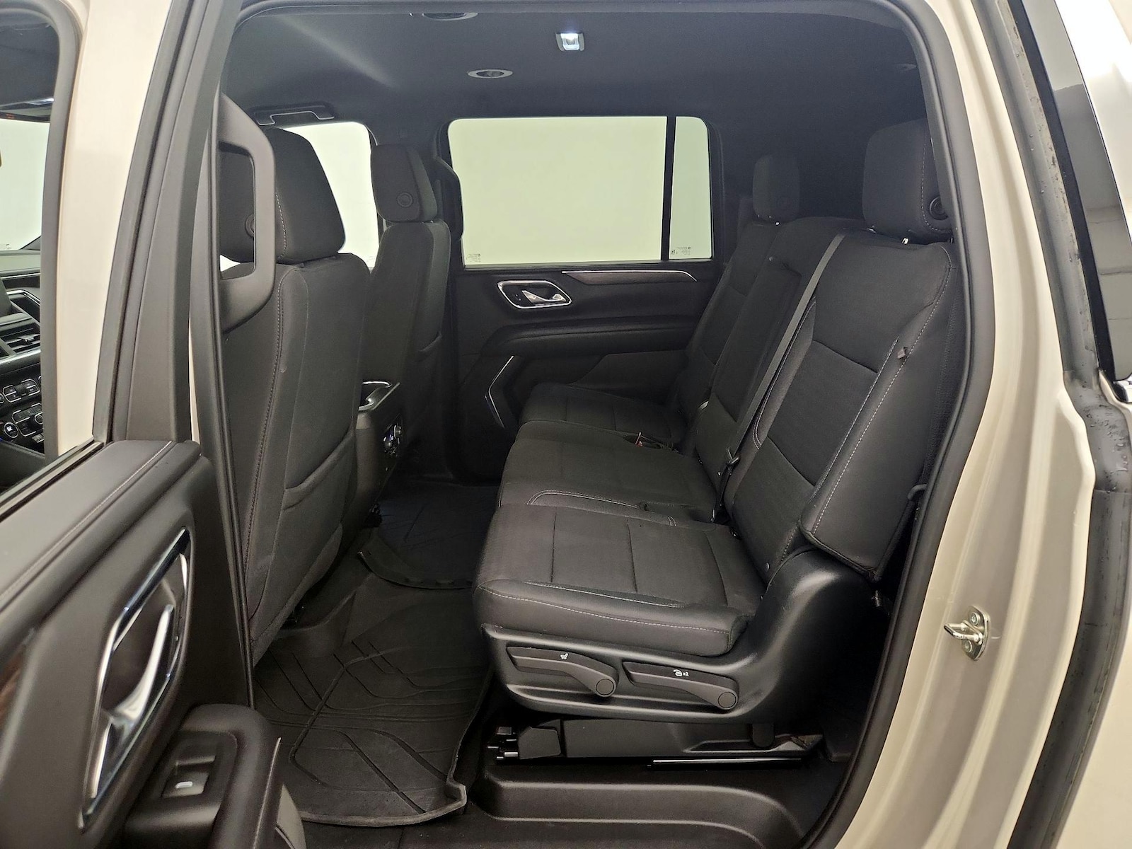 2023 Chevrolet Suburban LS - Photo 20