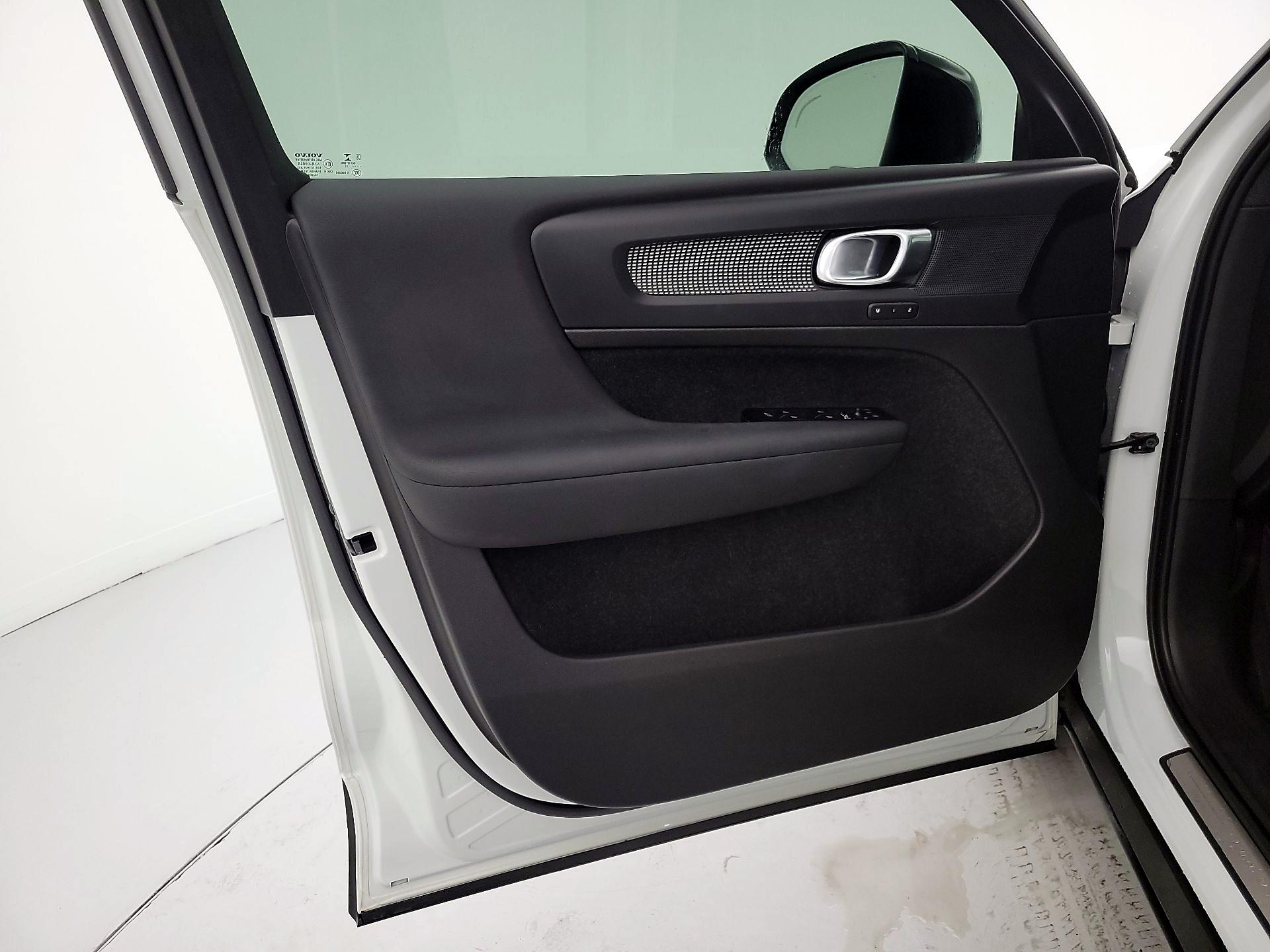 Thumbnail: 2021 Volvo XC40 - 12