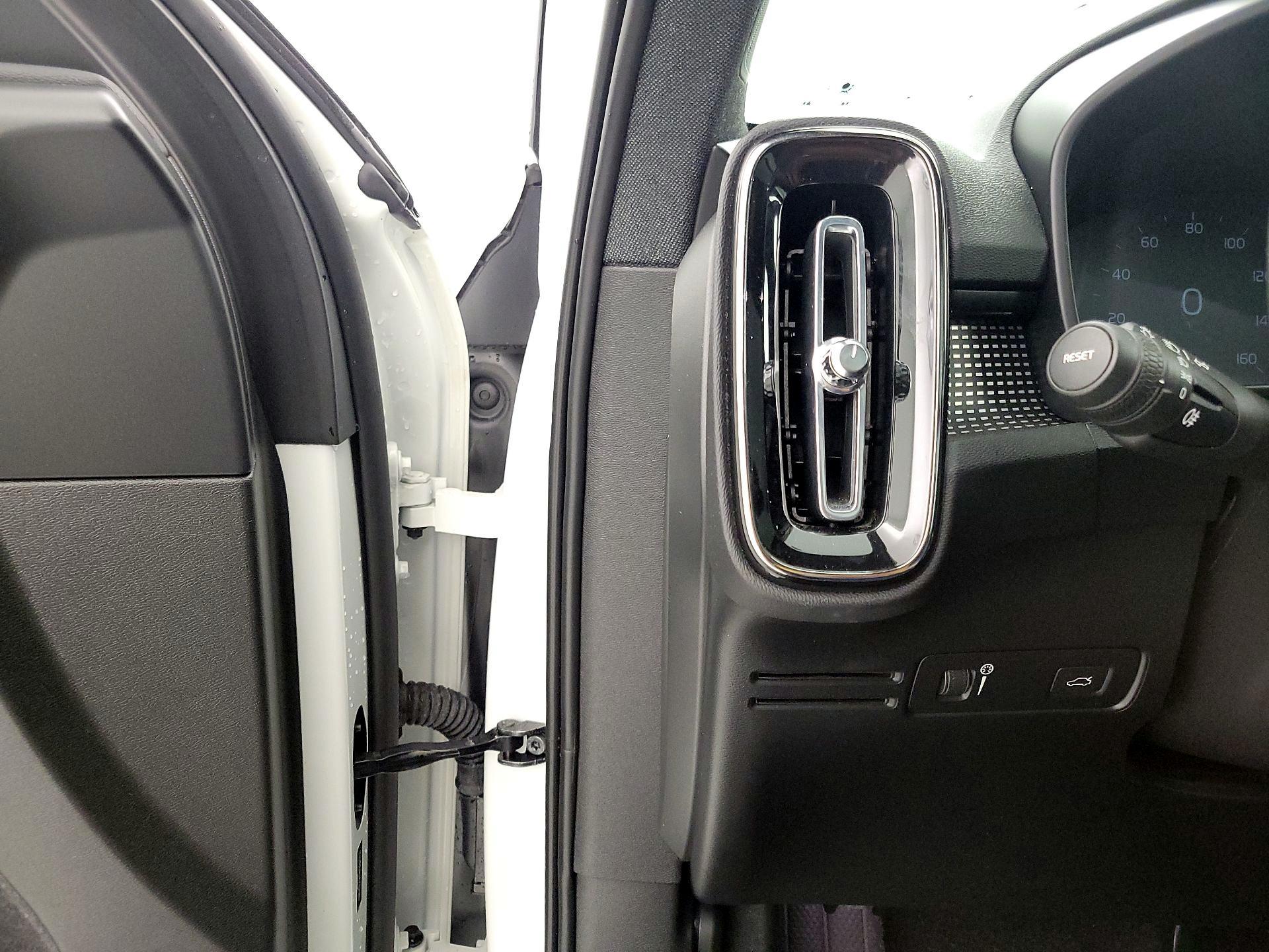 Thumbnail: 2021 Volvo XC40 - 13