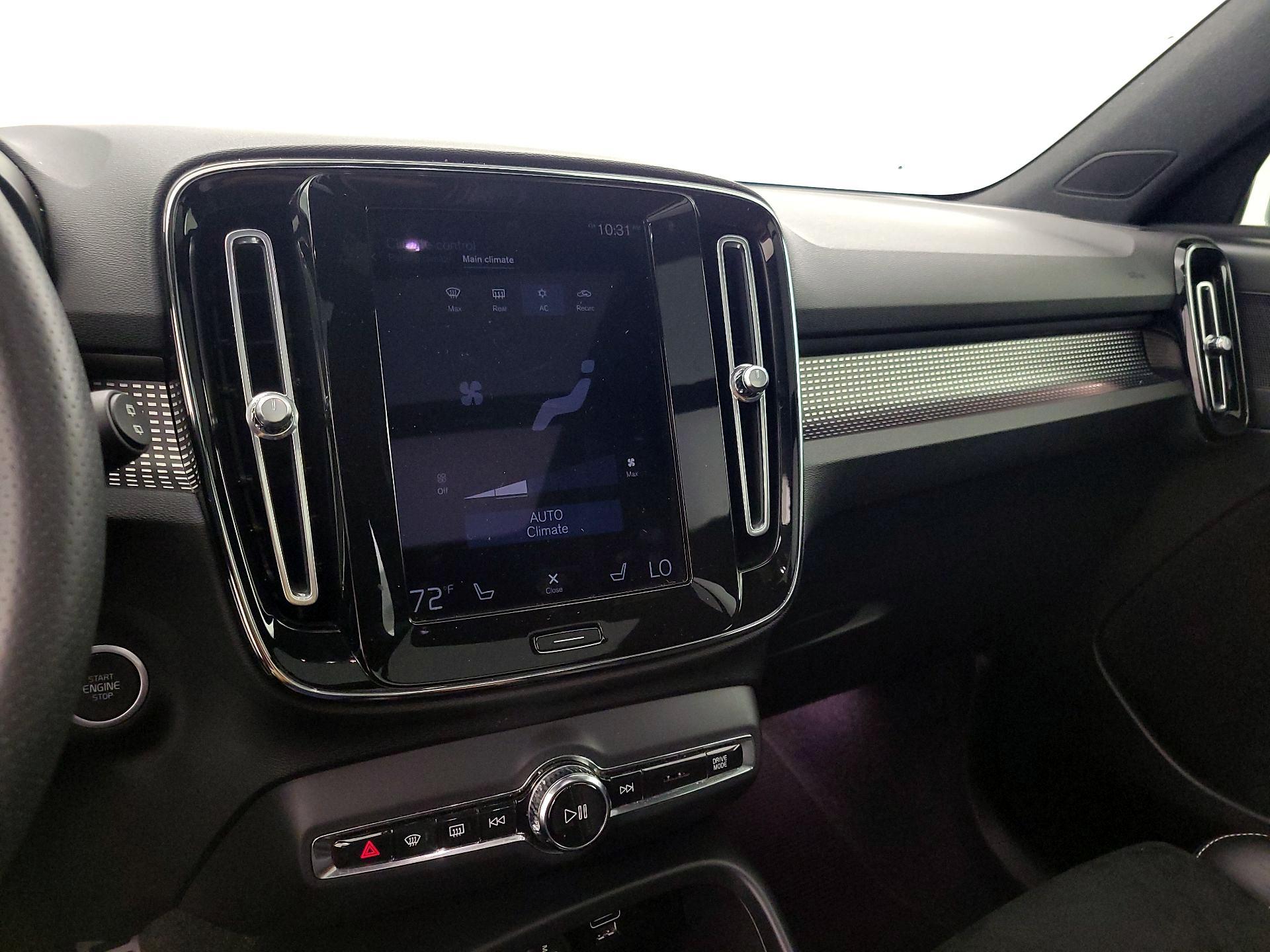 Thumbnail: 2021 Volvo XC40 - 17