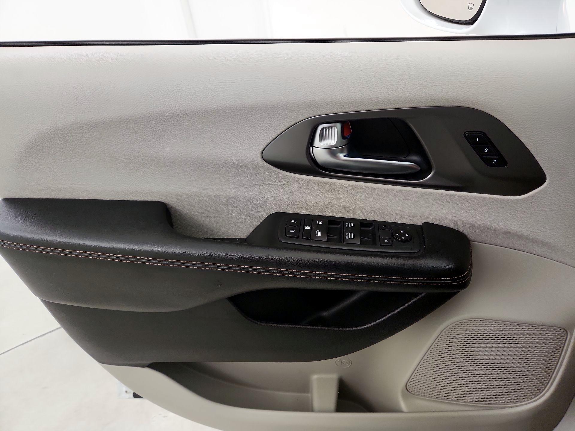 Thumbnail: 2020 Chrysler Pacifica - 12