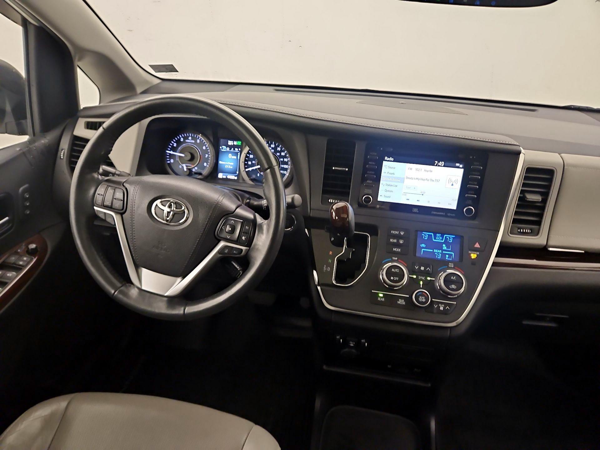 Thumbnail: 2019 Toyota Sienna - 10