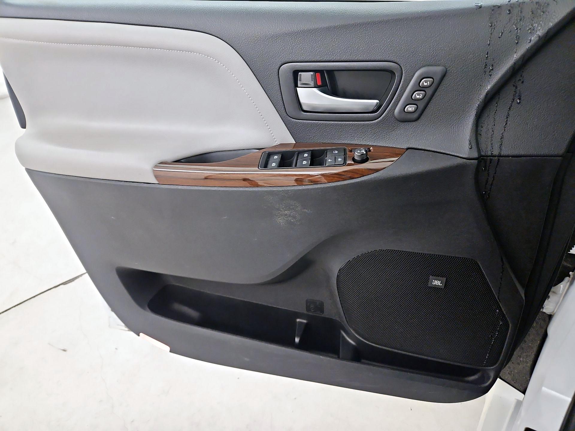 Thumbnail: 2019 Toyota Sienna - 12