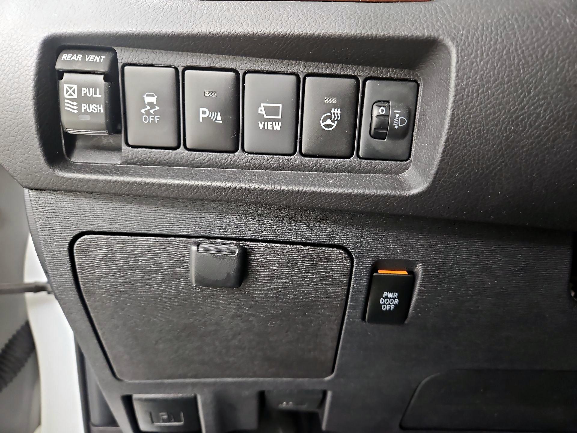 Thumbnail: 2019 Toyota Sienna - 13