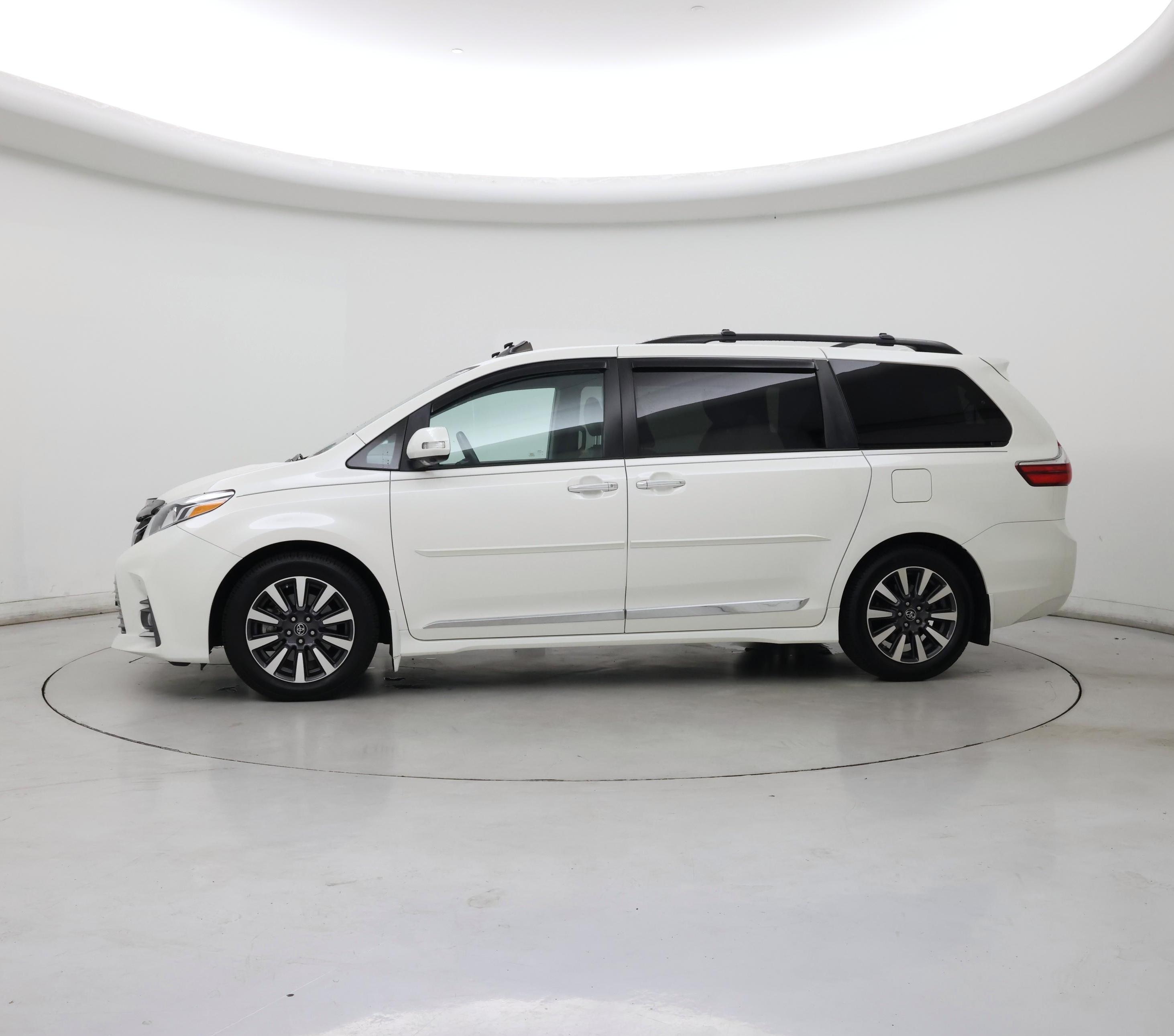 Thumbnail: 2019 Toyota Sienna - 3
