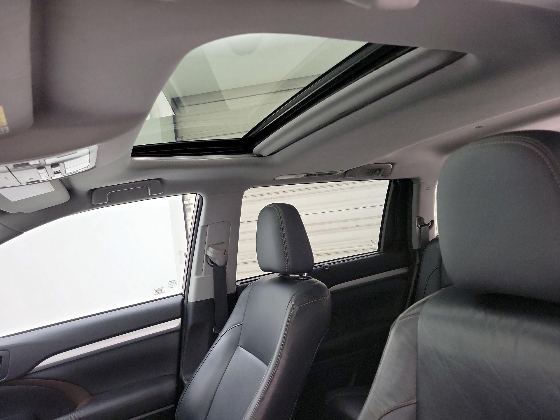 Thumbnail: 2015 Toyota Highlander - 19