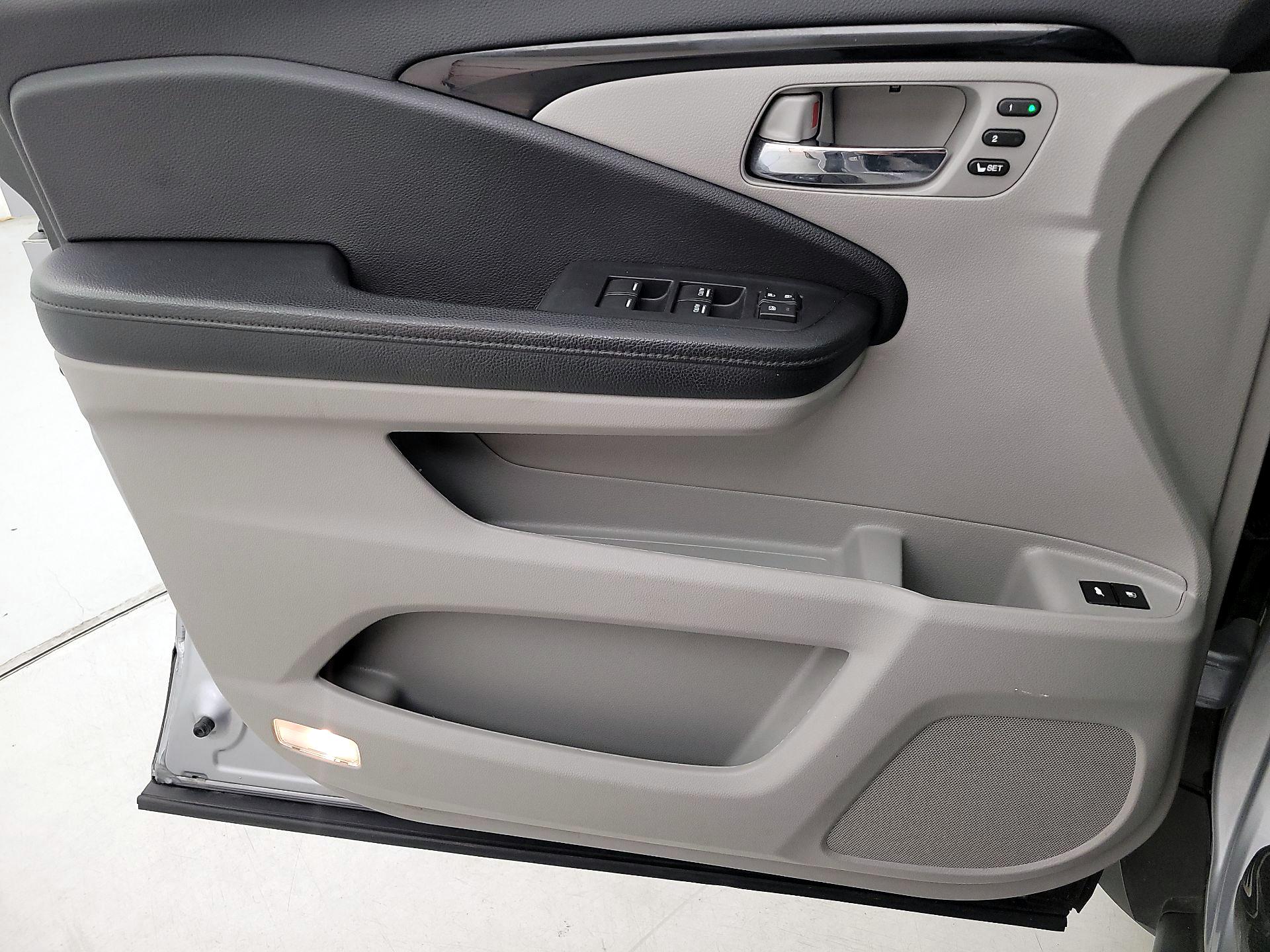 Thumbnail: 2019 Honda Pilot - 12
