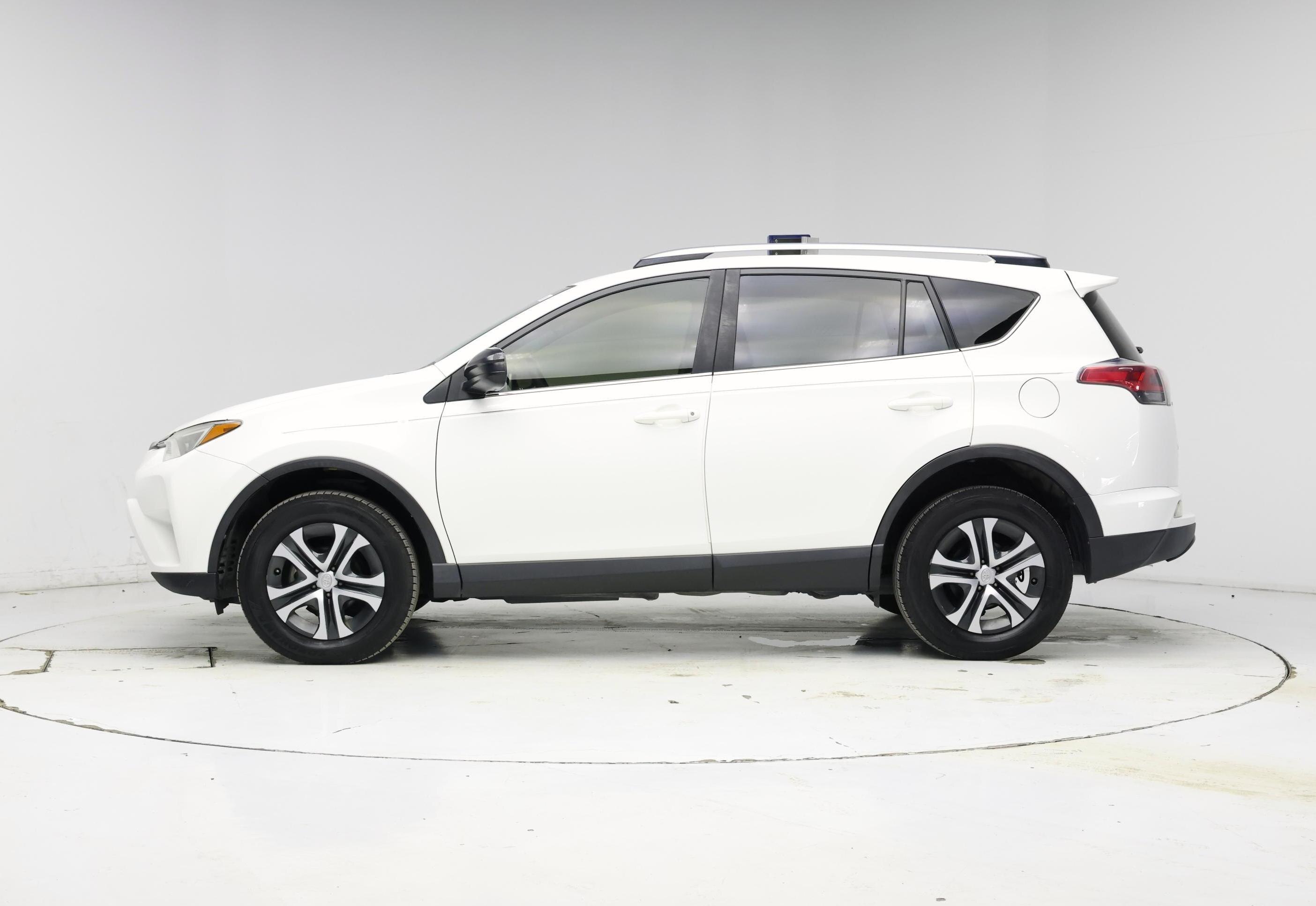 Thumbnail: 2018 Toyota RAV4 - 3