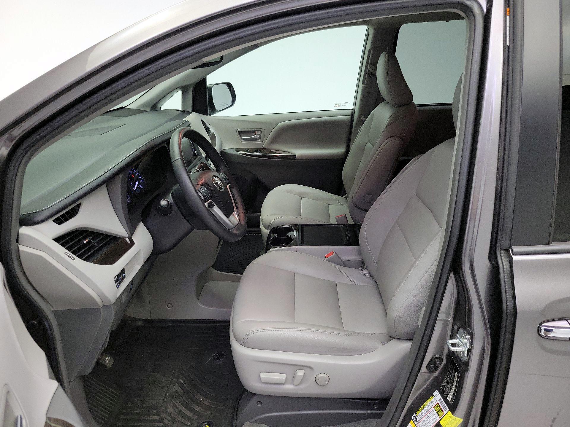 Thumbnail: 2018 Toyota Sienna - 11