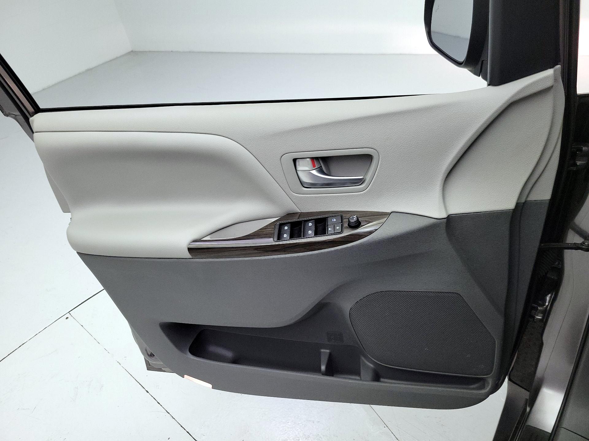 Thumbnail: 2018 Toyota Sienna - 12