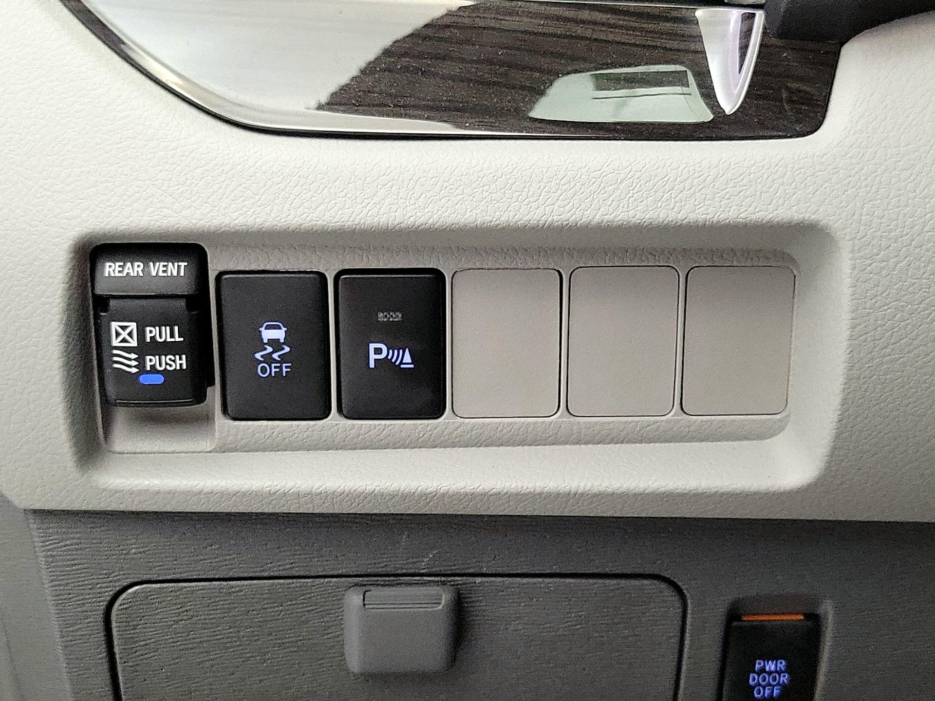 Thumbnail: 2018 Toyota Sienna - 13