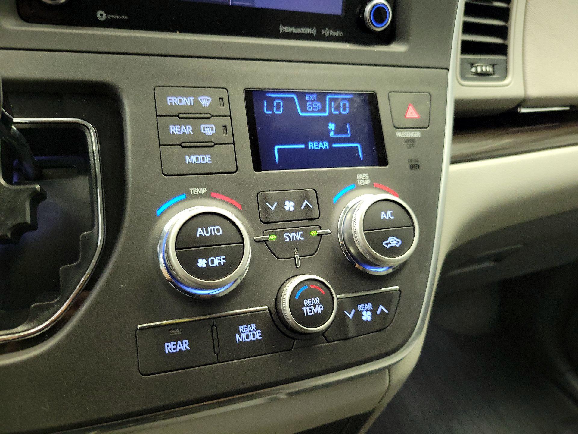 Thumbnail: 2018 Toyota Sienna - 17