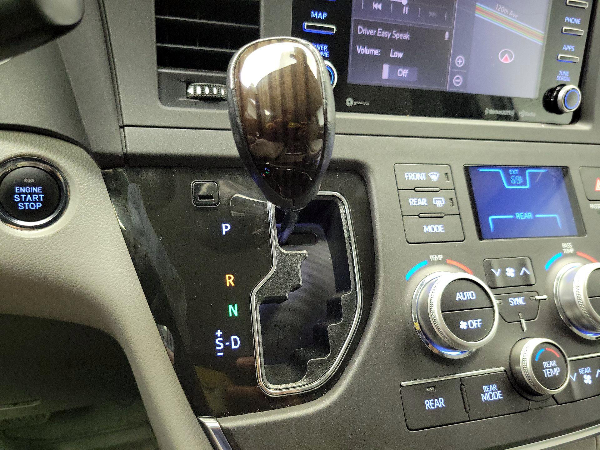 Thumbnail: 2018 Toyota Sienna - 18