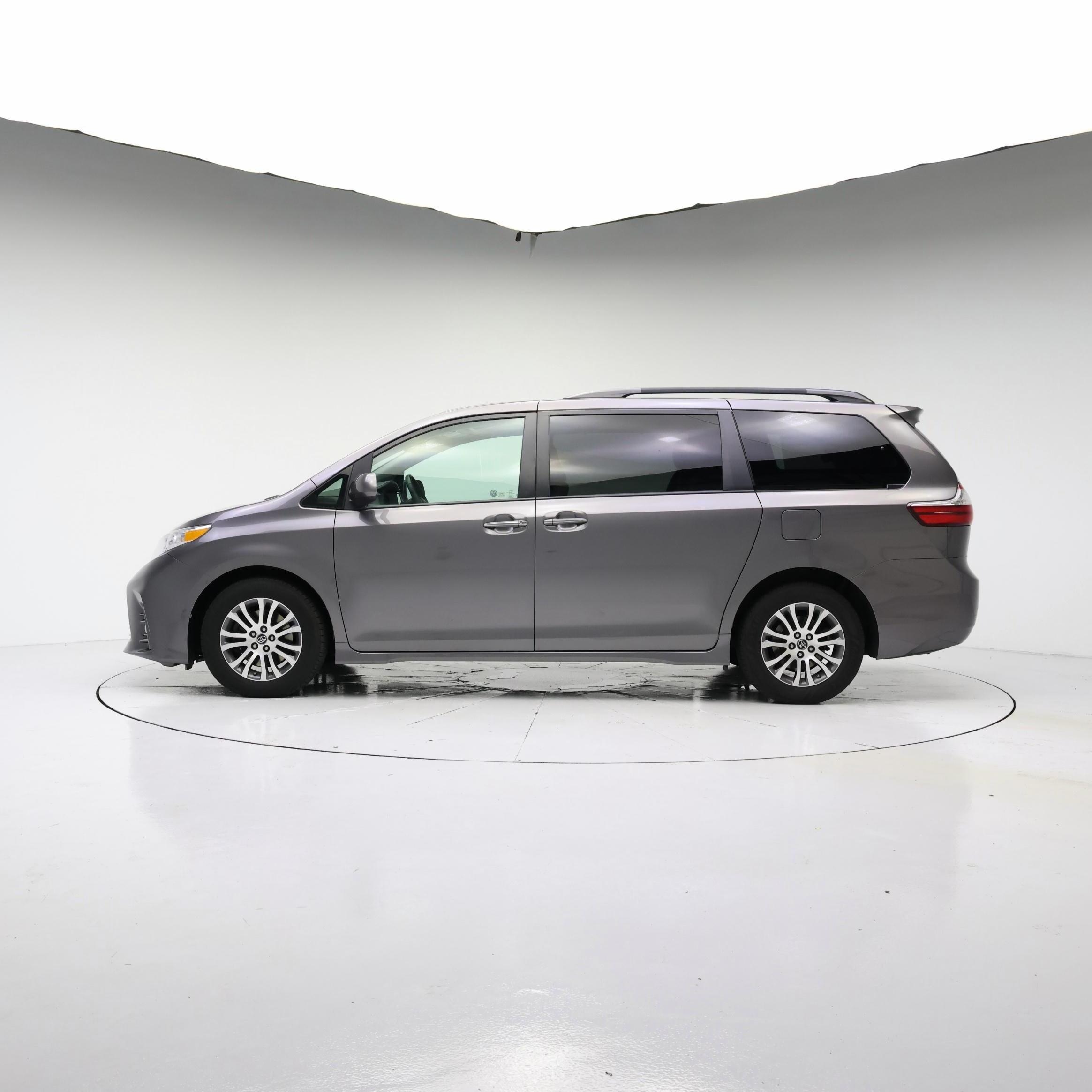 Thumbnail: 2018 Toyota Sienna - 3