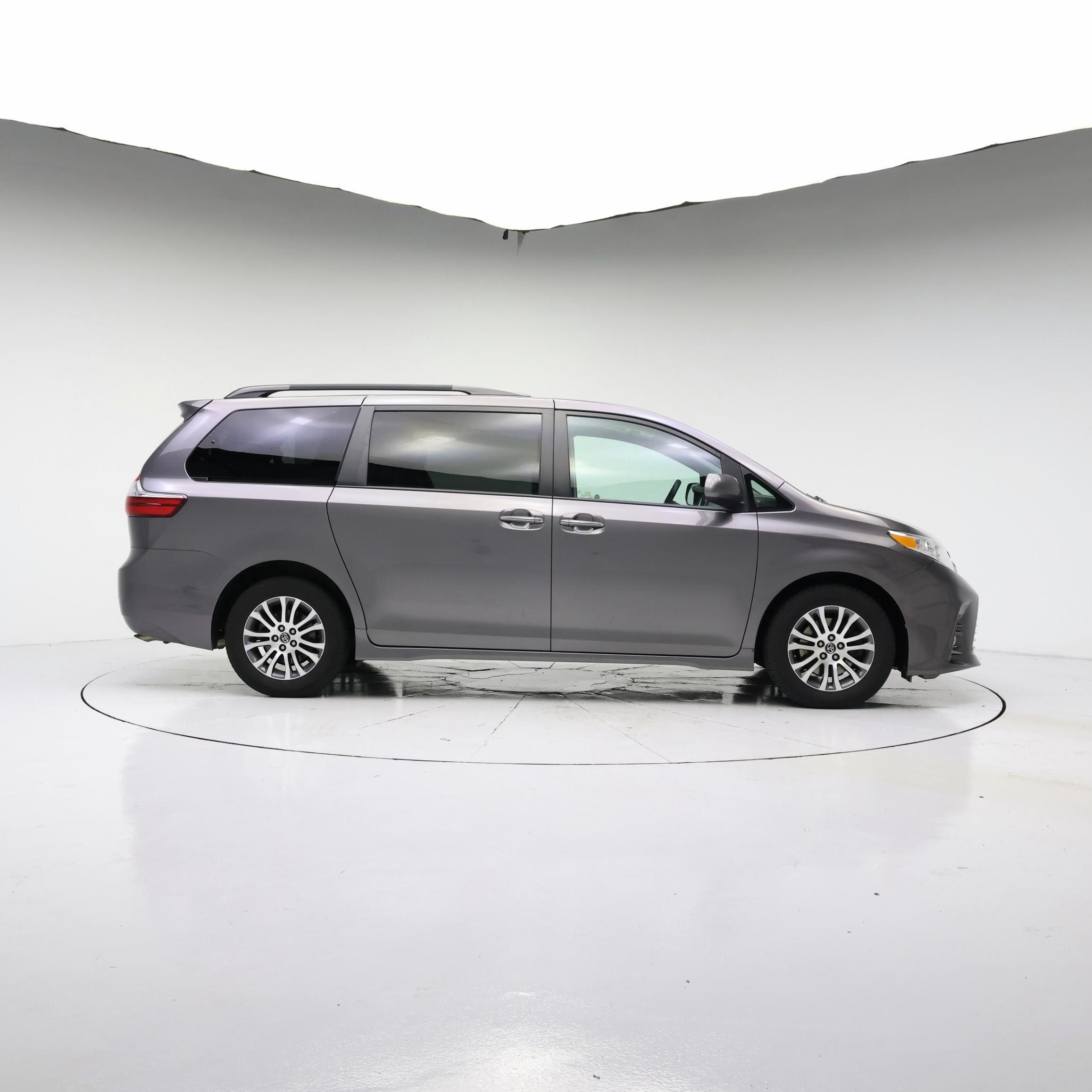 Thumbnail: 2018 Toyota Sienna - 7