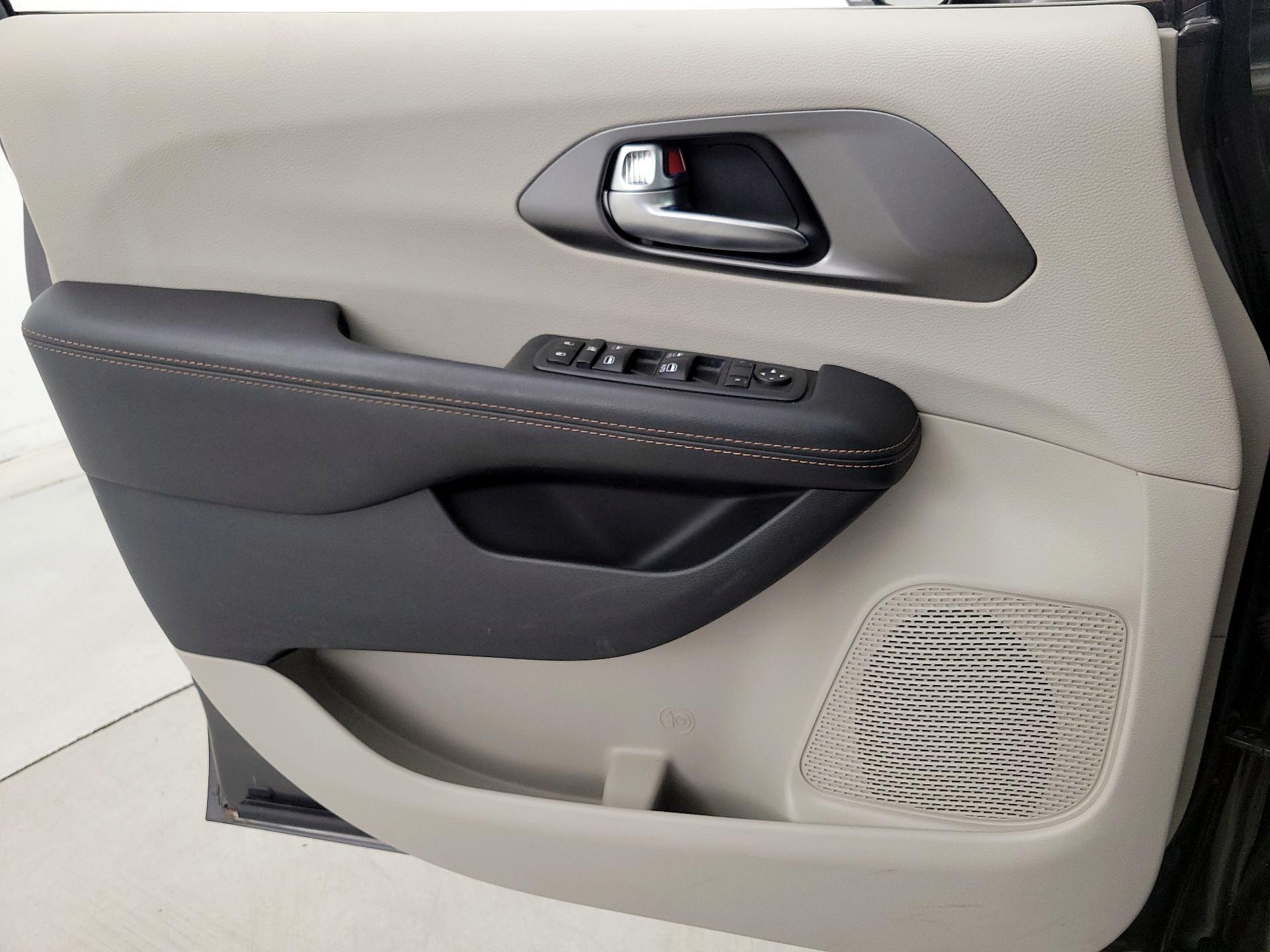 Thumbnail: 2020 Chrysler Pacifica - 12