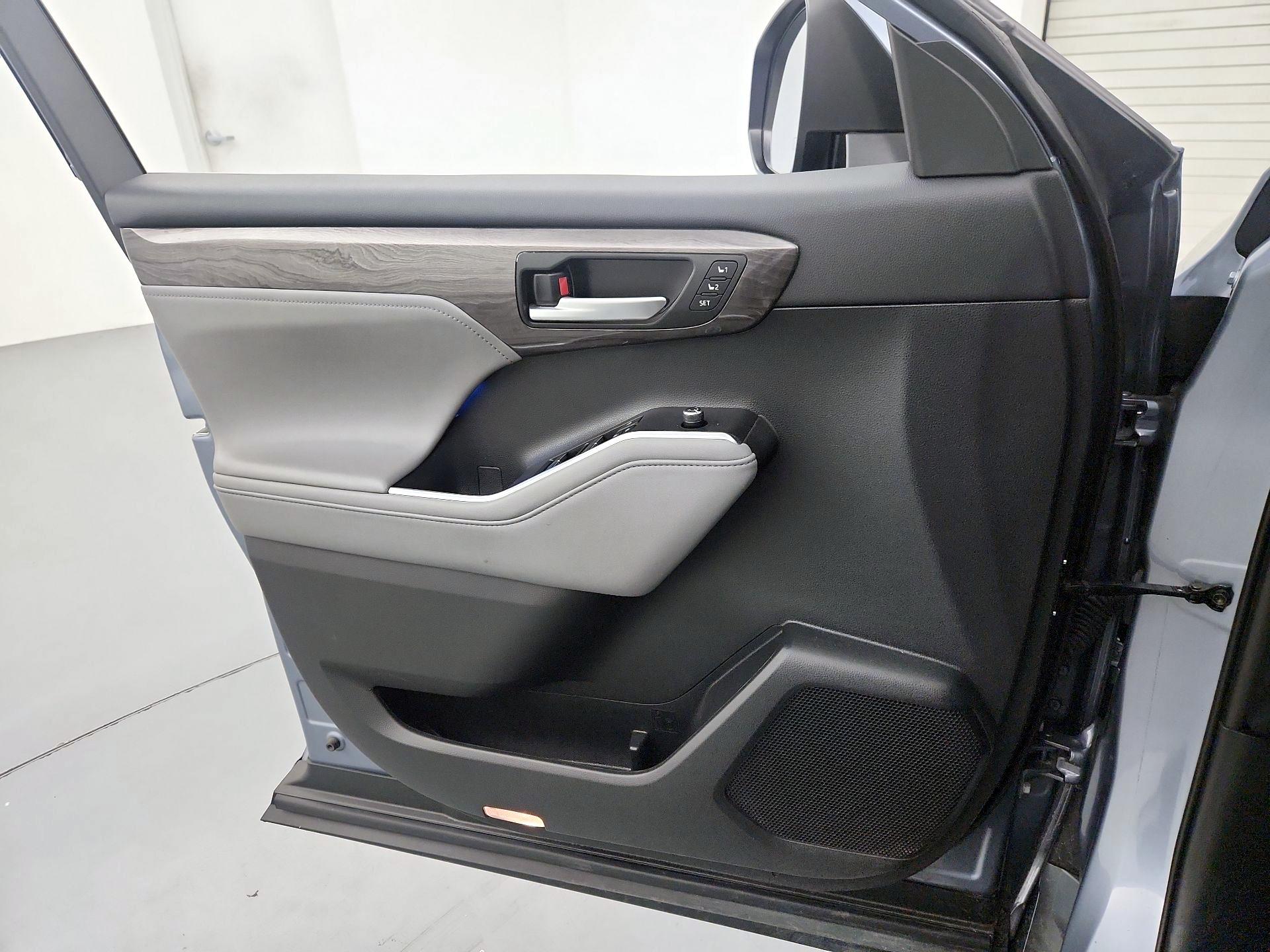Thumbnail: 2020 Toyota Highlander - 12