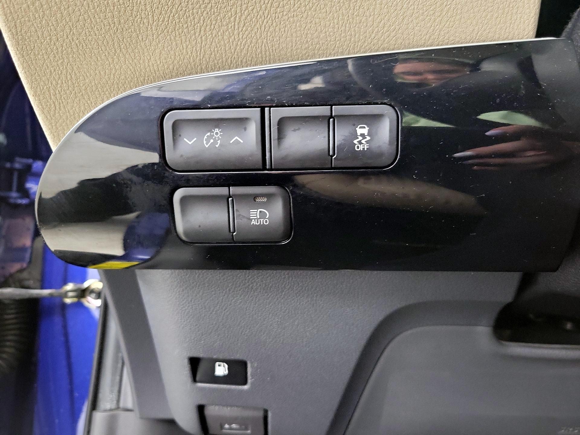 Thumbnail: 2017 Toyota Prius - 13