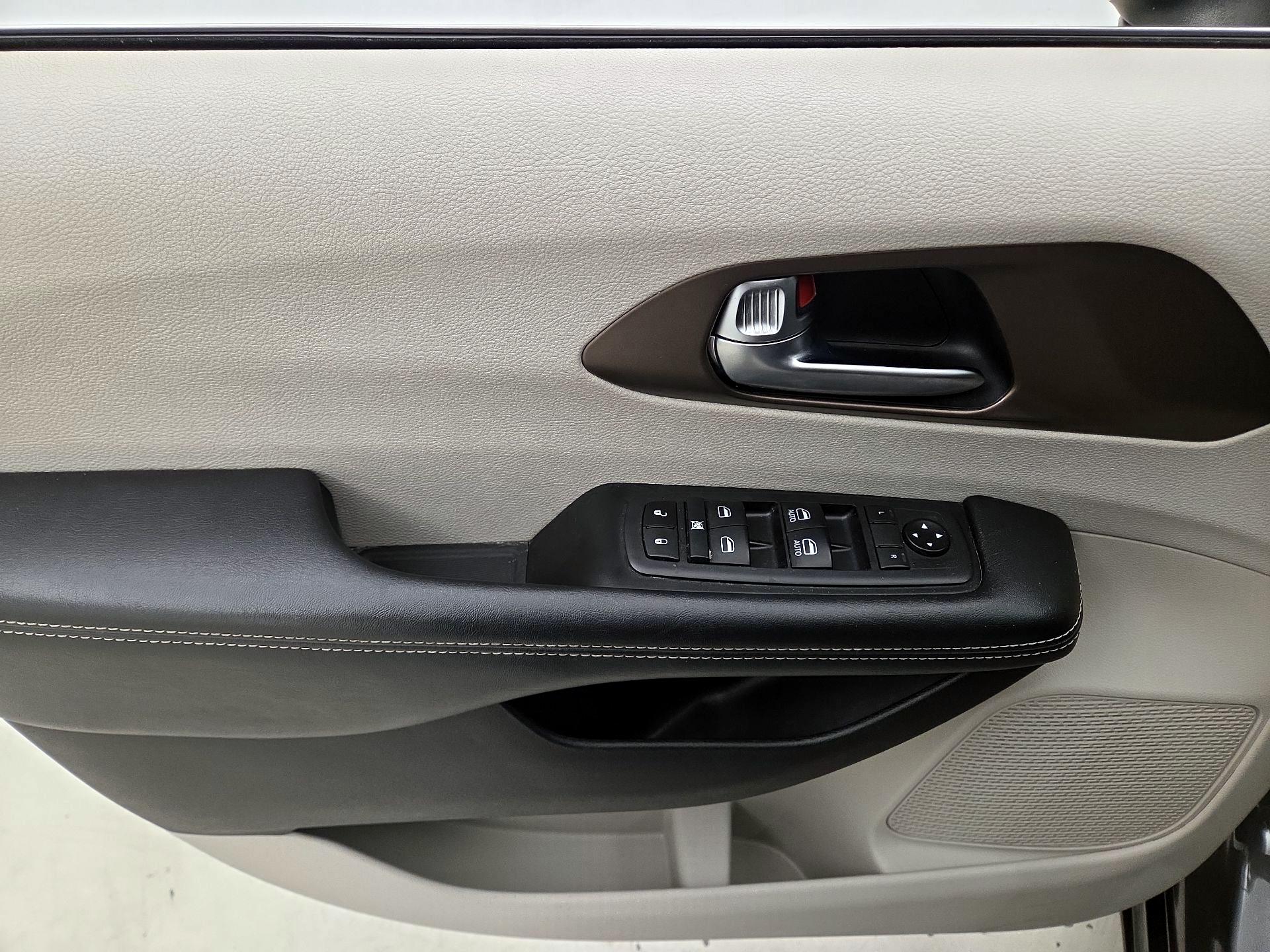 Thumbnail: 2021 Chrysler Voyager - 12