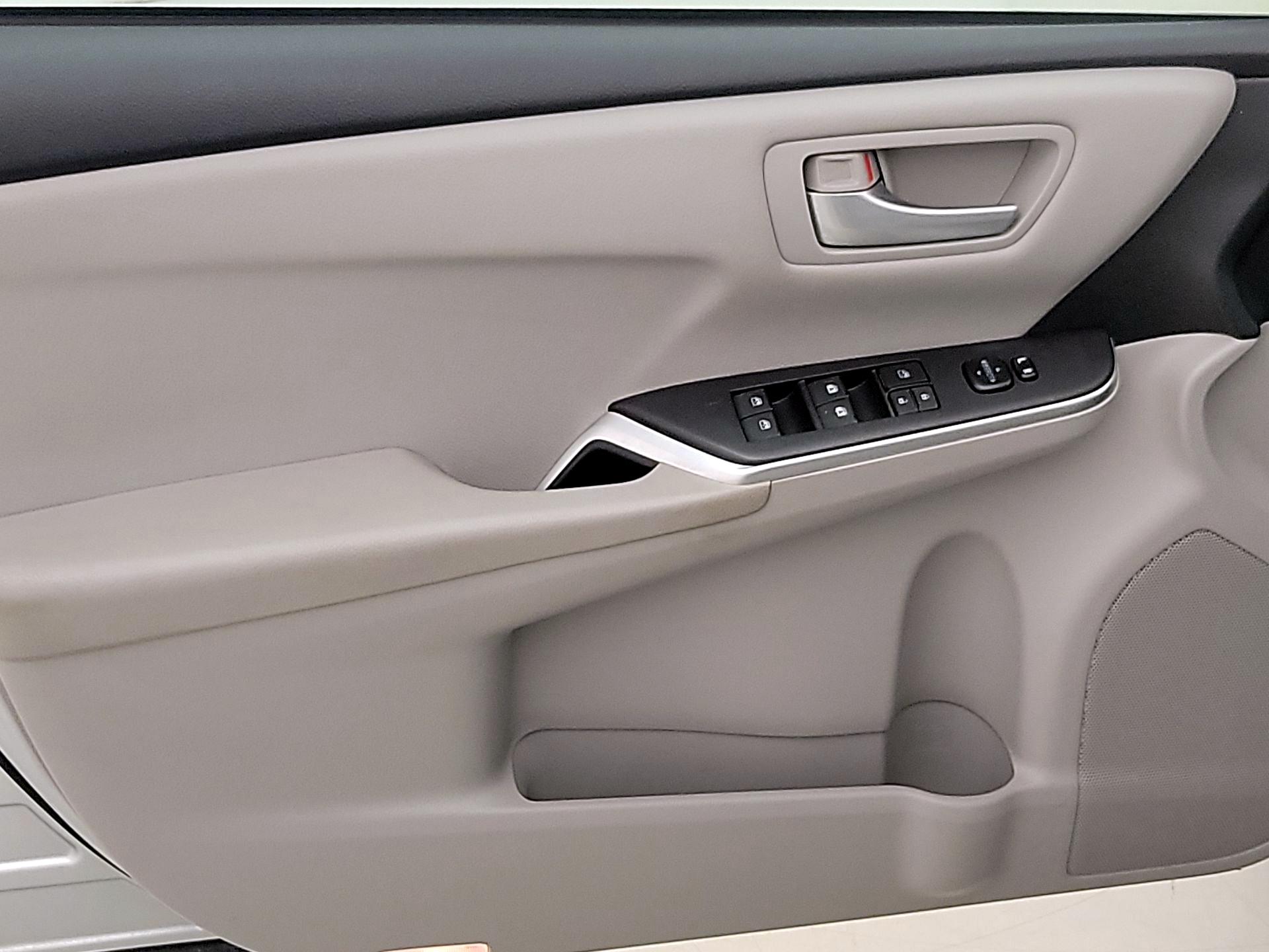 Thumbnail: 2015 Toyota Camry - 12