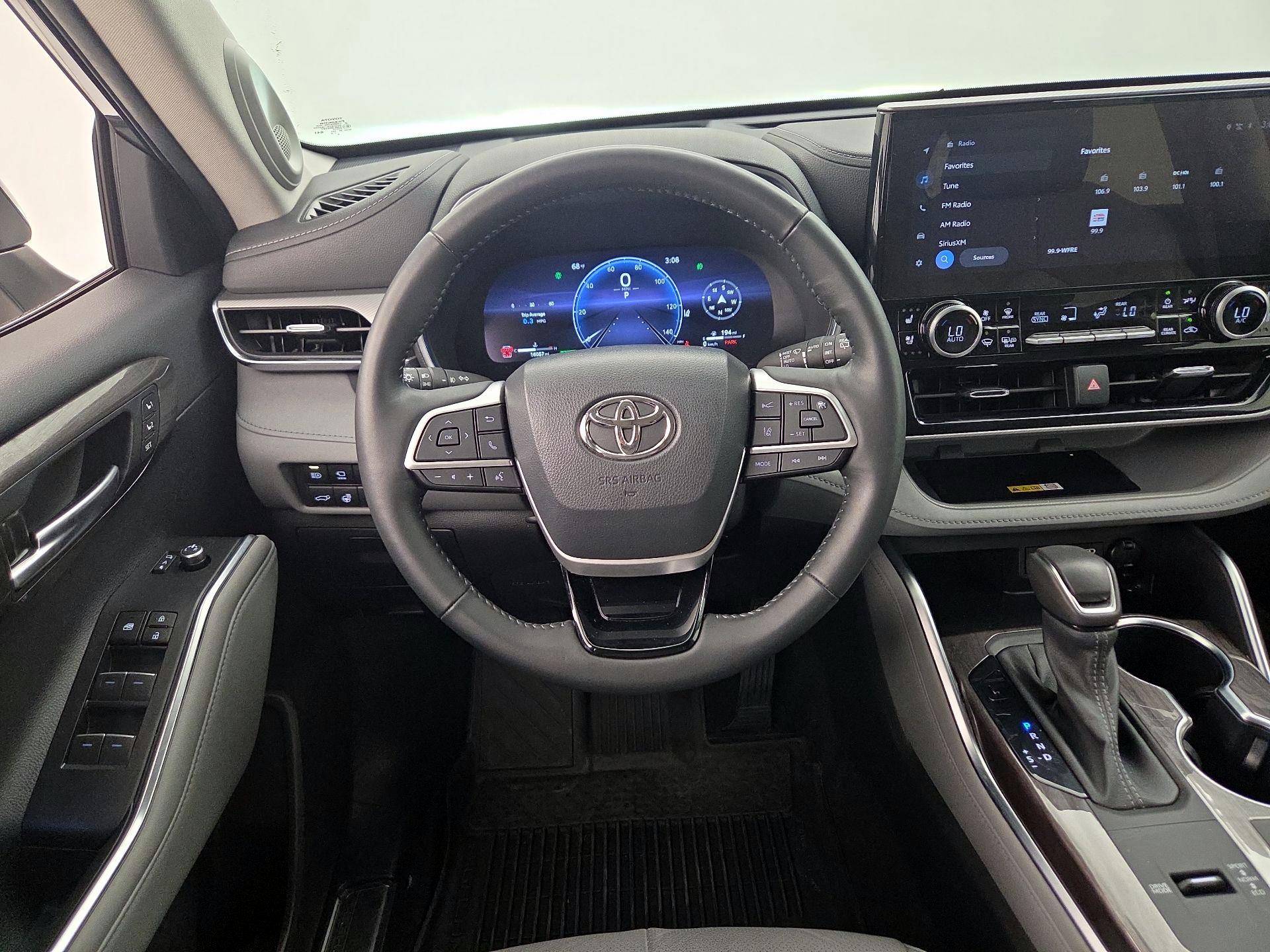 Thumbnail: 2023 Toyota Highlander - 10