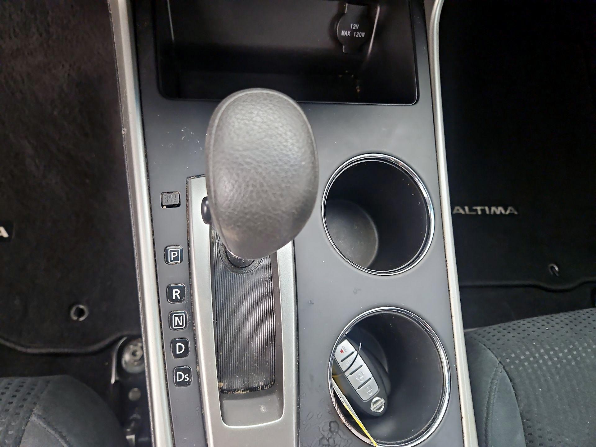 Thumbnail: 2015 Nissan Altima - 16