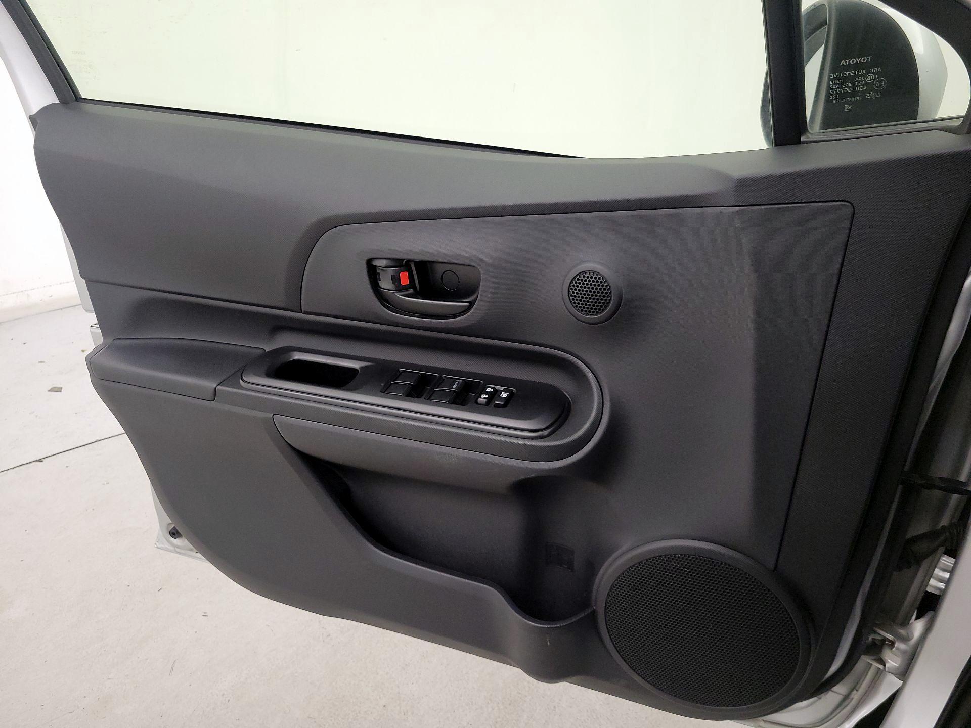 Thumbnail: 2015 Toyota Prius c - 12