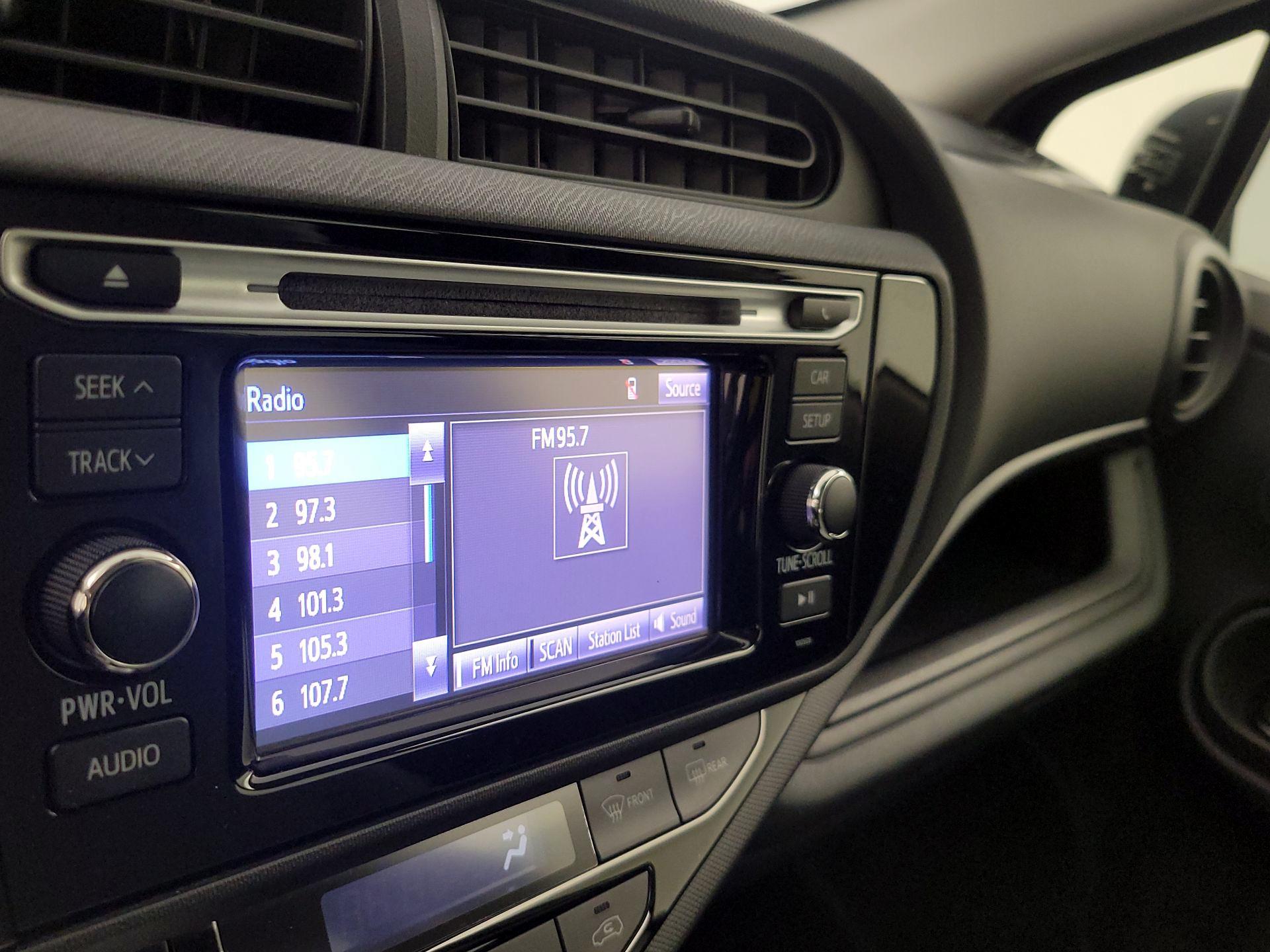 Thumbnail: 2015 Toyota Prius c - 14
