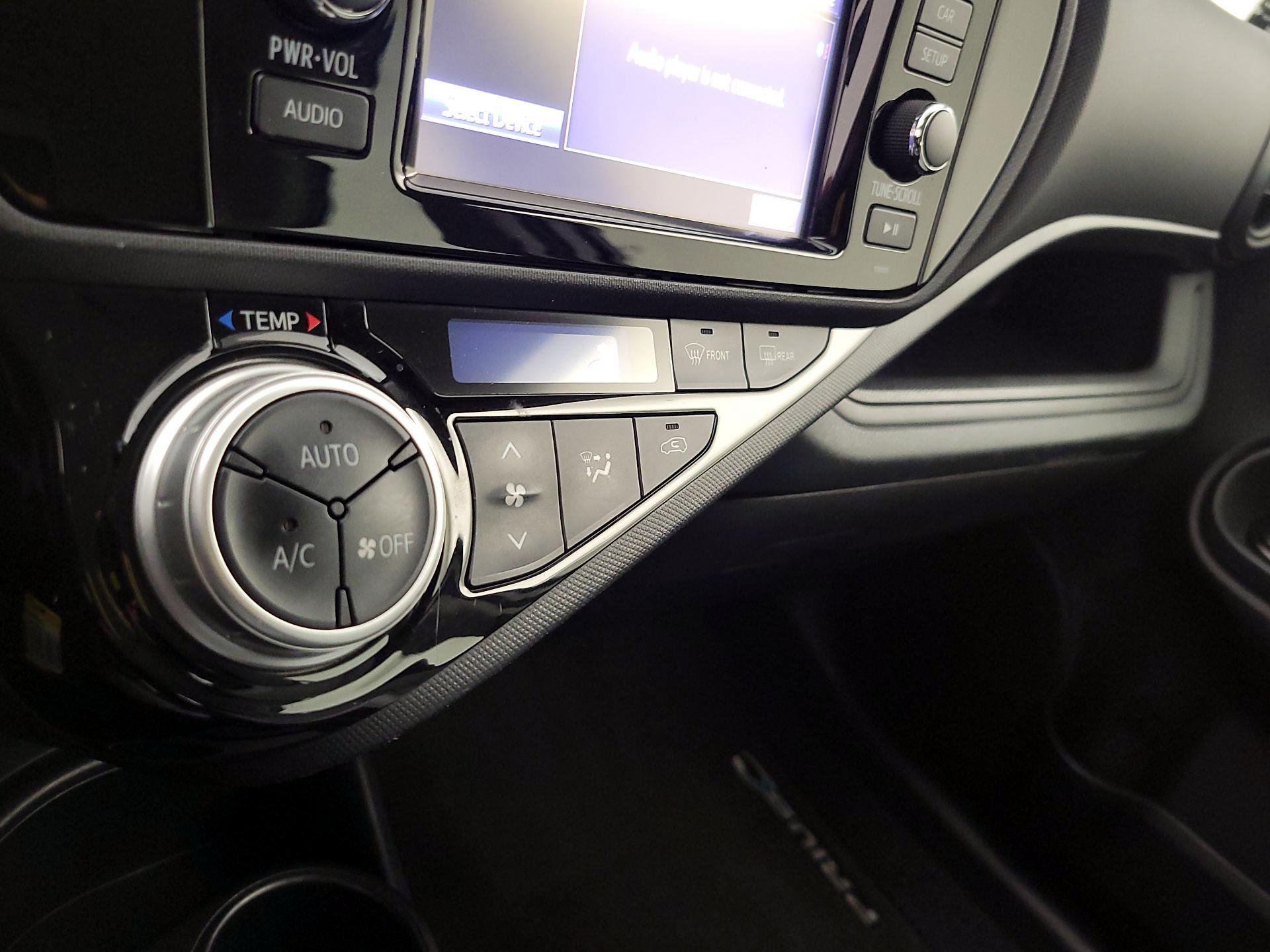 Thumbnail: 2015 Toyota Prius c - 15
