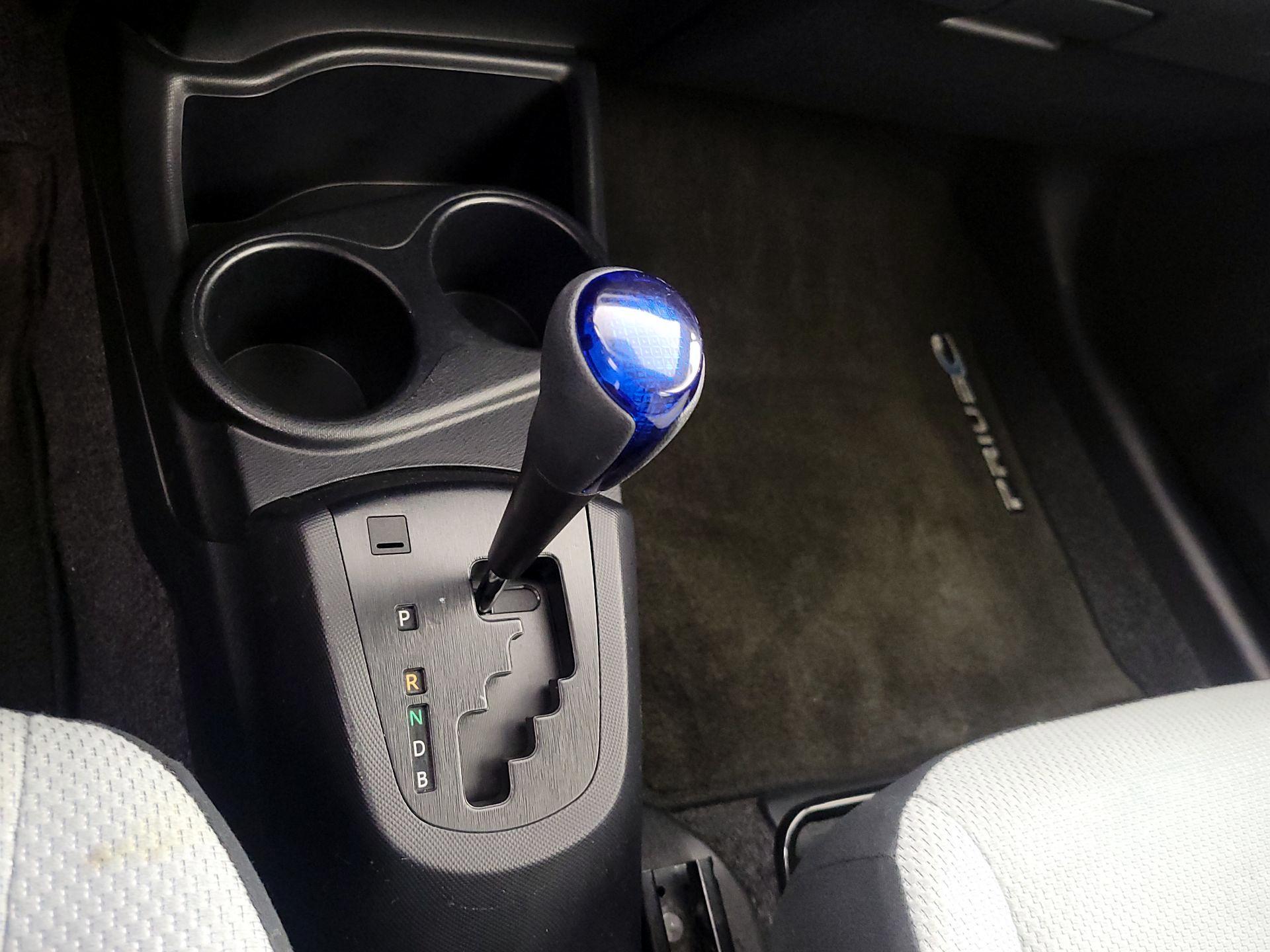 Thumbnail: 2015 Toyota Prius c - 16