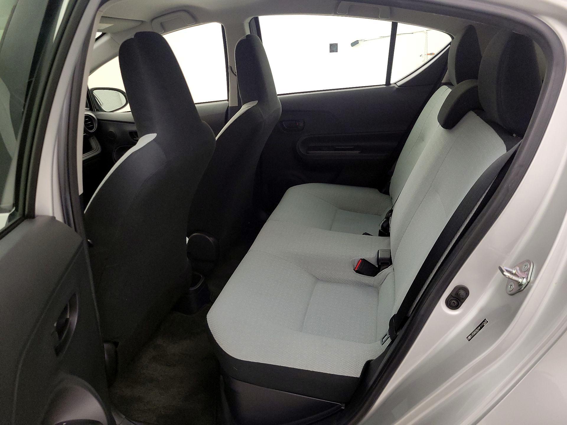 Thumbnail: 2015 Toyota Prius c - 17