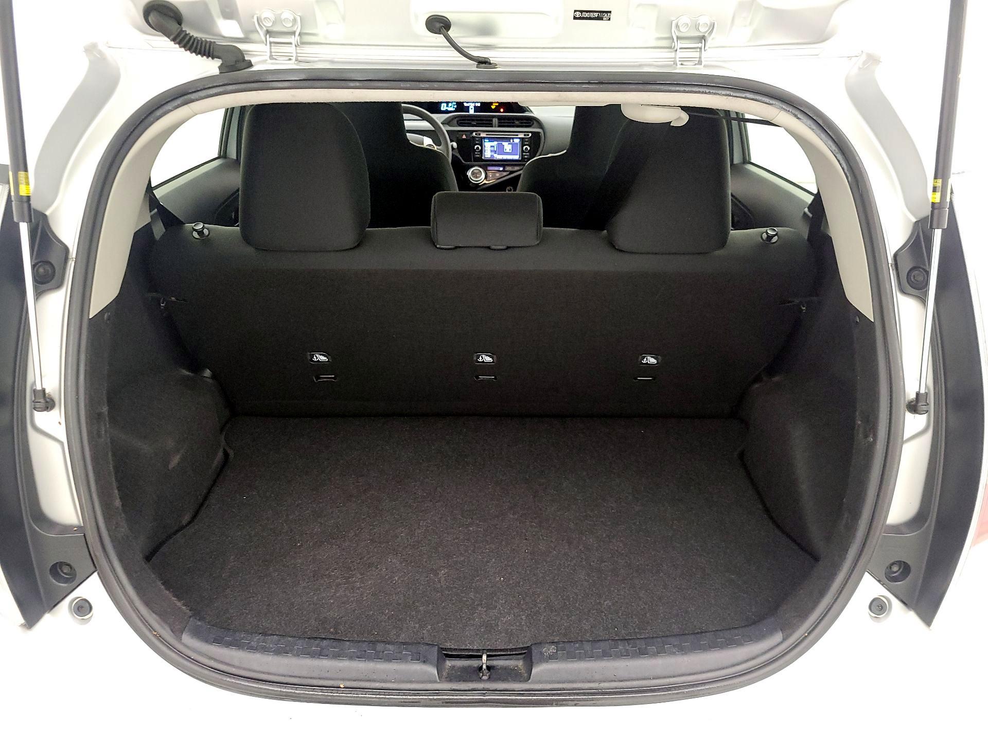 Thumbnail: 2015 Toyota Prius c - 18