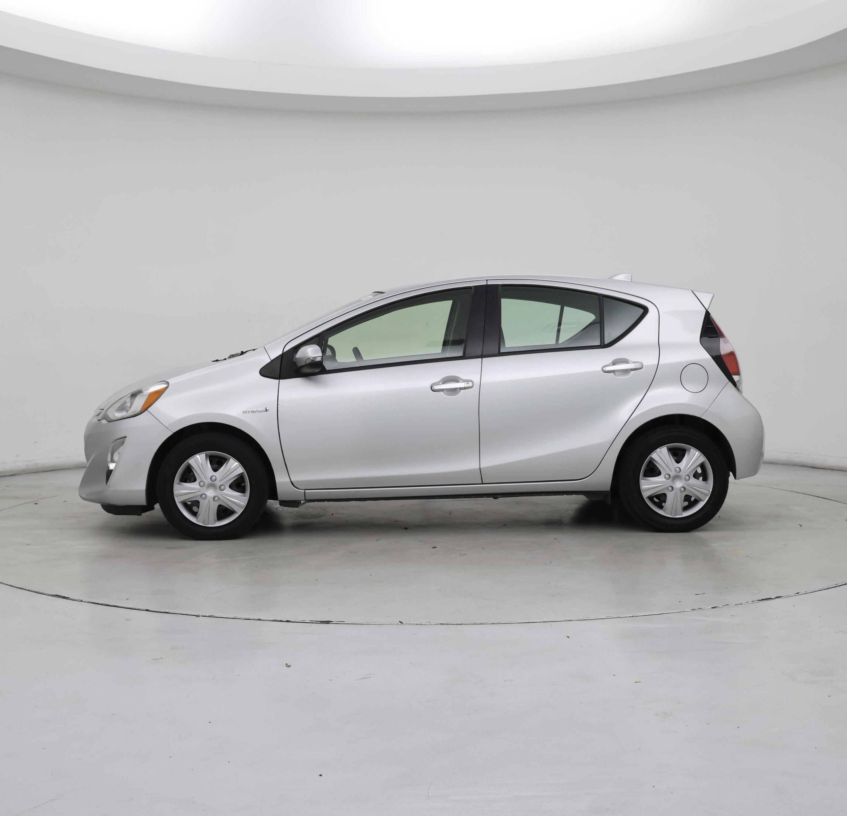 Thumbnail: 2015 Toyota Prius c - 3