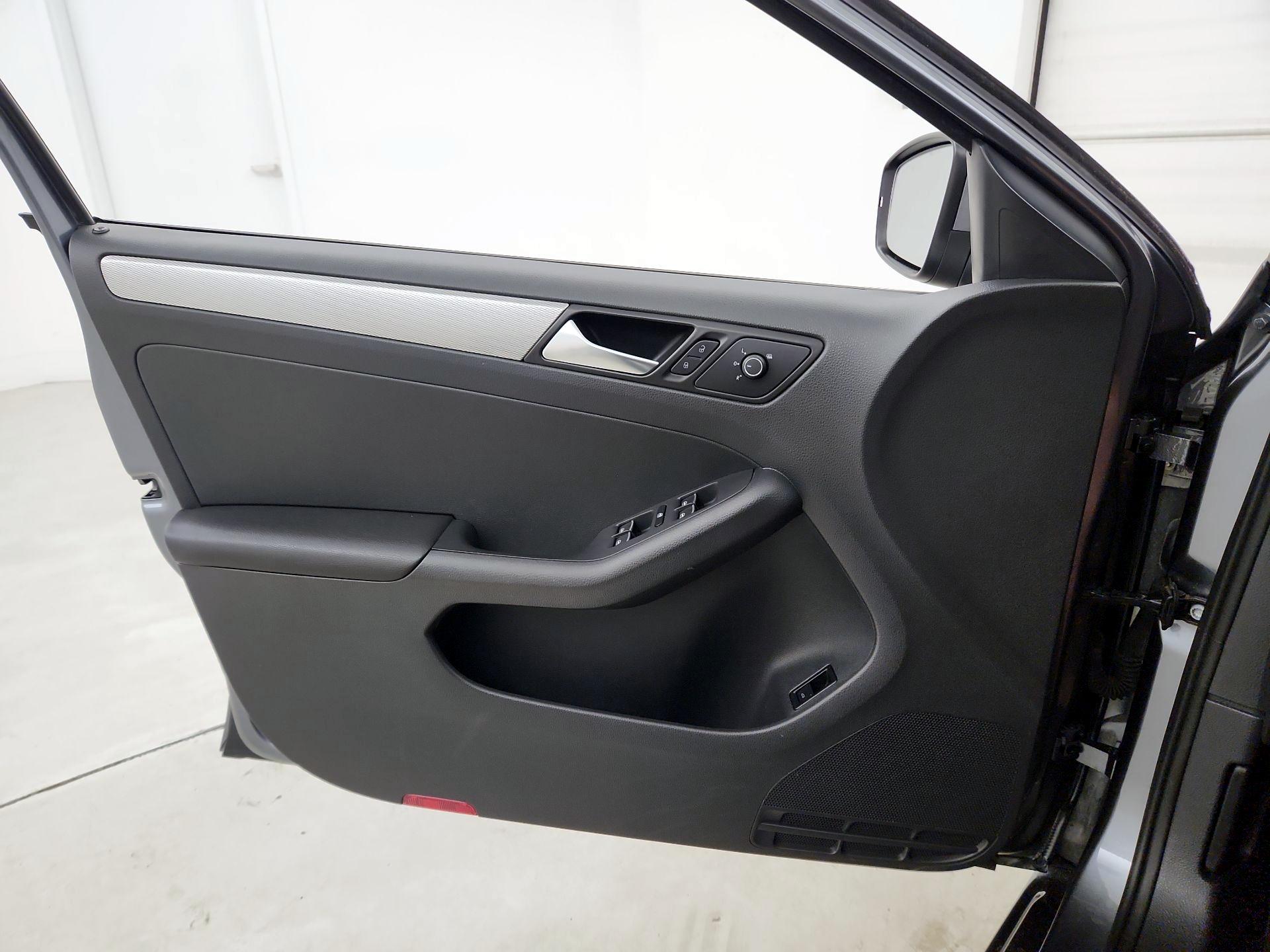 Thumbnail: 2015 Volkswagen Jetta - 12