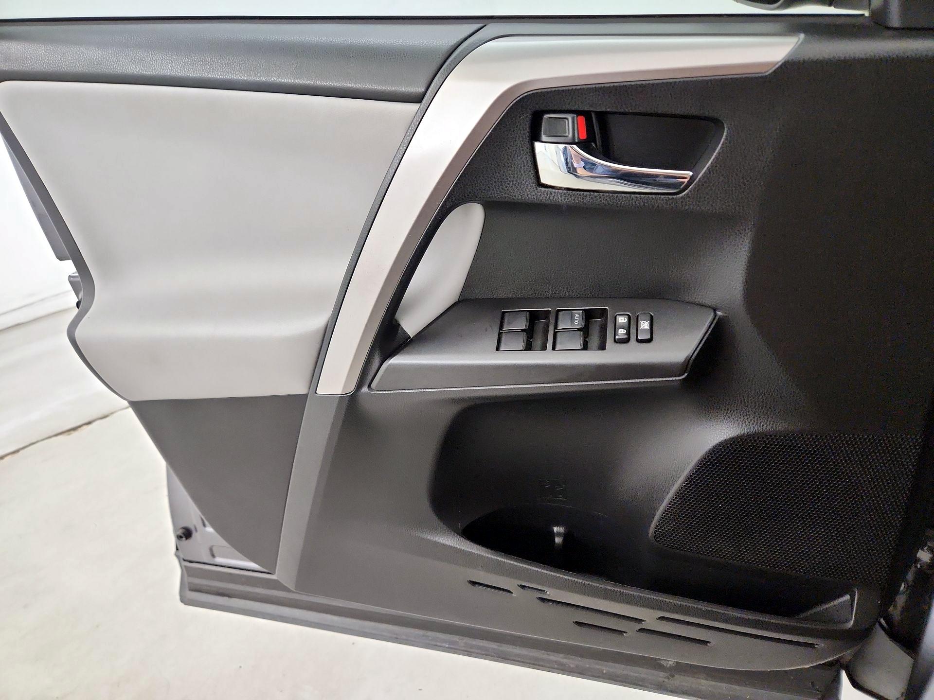 Thumbnail: 2016 Toyota RAV4 - 12