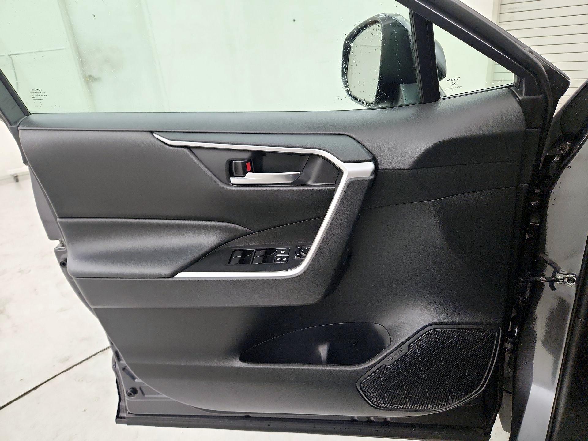 Thumbnail: 2020 Toyota RAV4 - 12