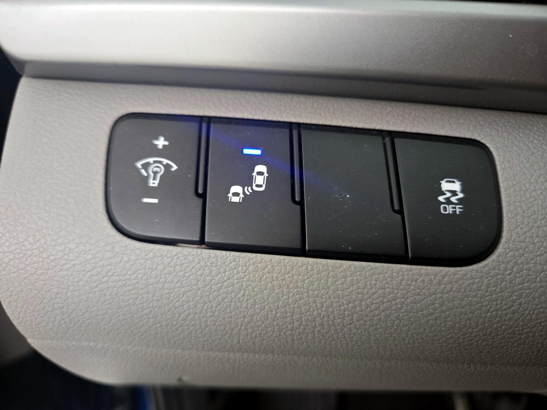 Thumbnail: 2018 Hyundai Elantra - 13