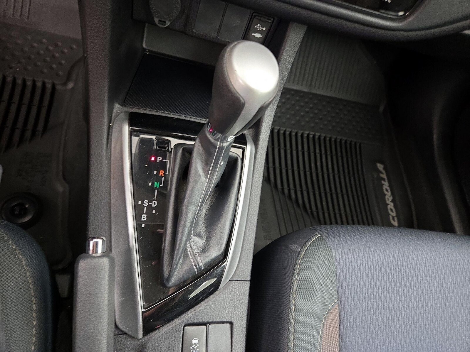 2018 Toyota Corolla LE - Photo 18